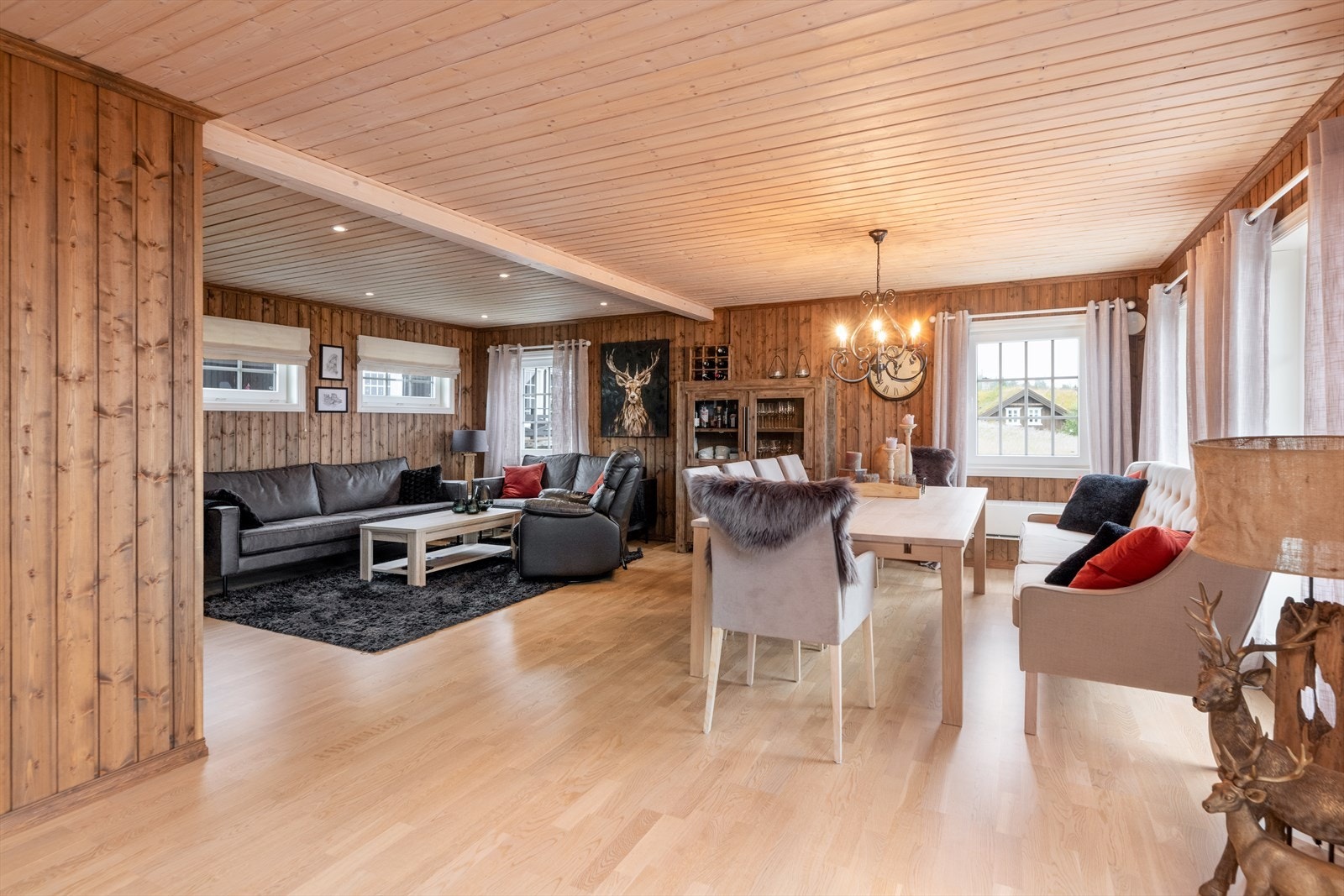 Hytta har en stor stue hvor det er god plass til både sofagruppe og spisestuebord. Galleribilde