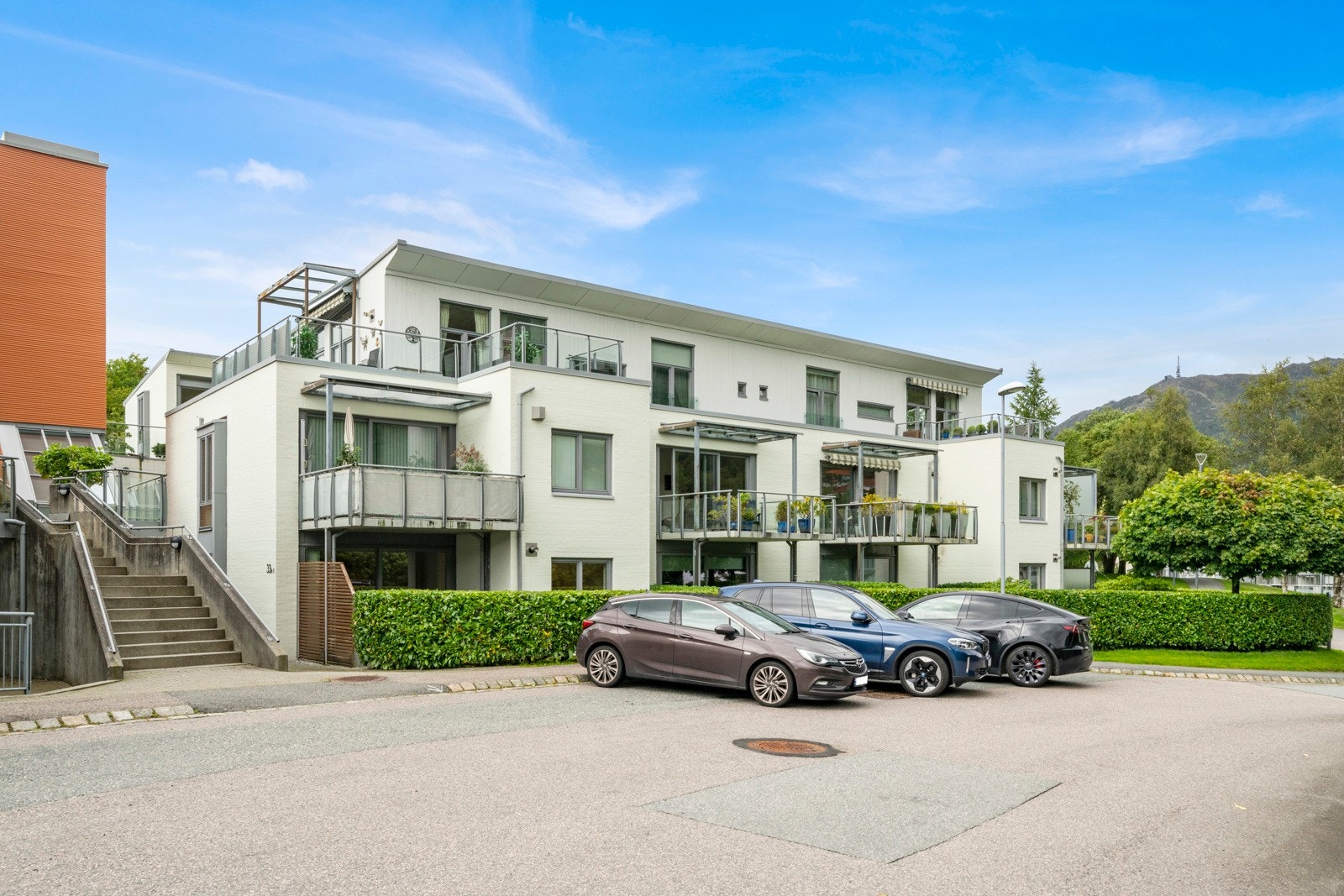 Gjesteparkering i front av boligen Galleribilde