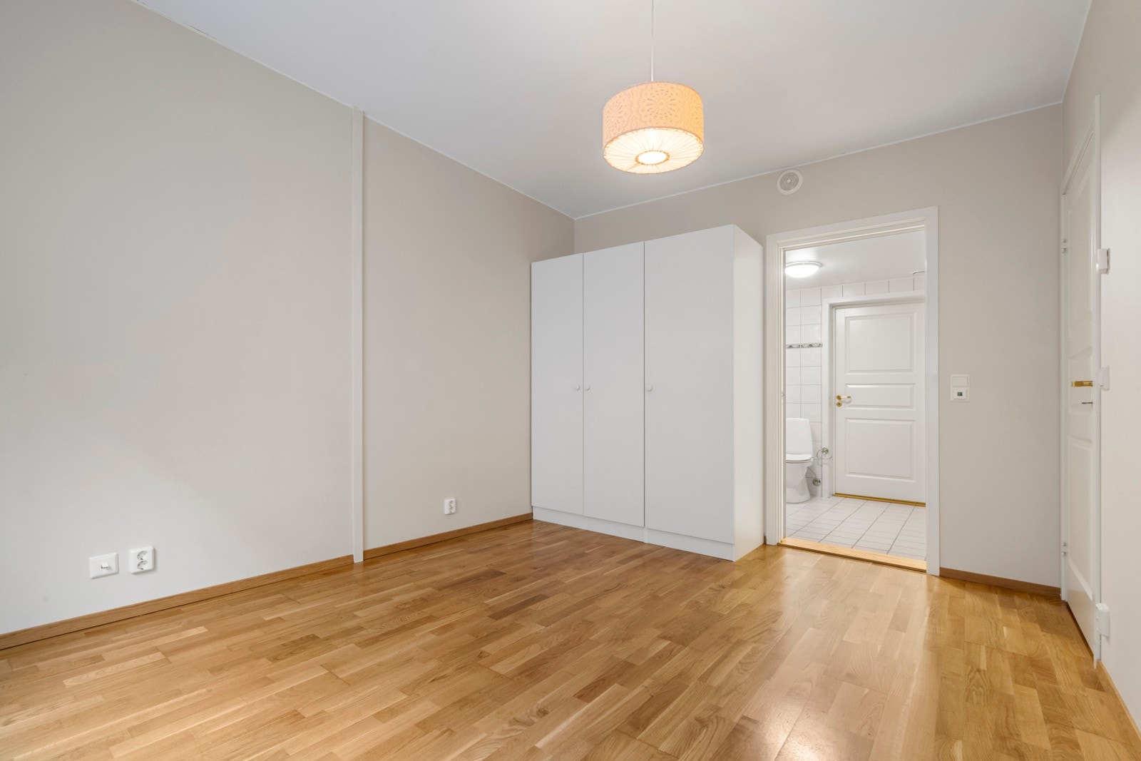 Hovedsoverom med dør til badet Galleribilde