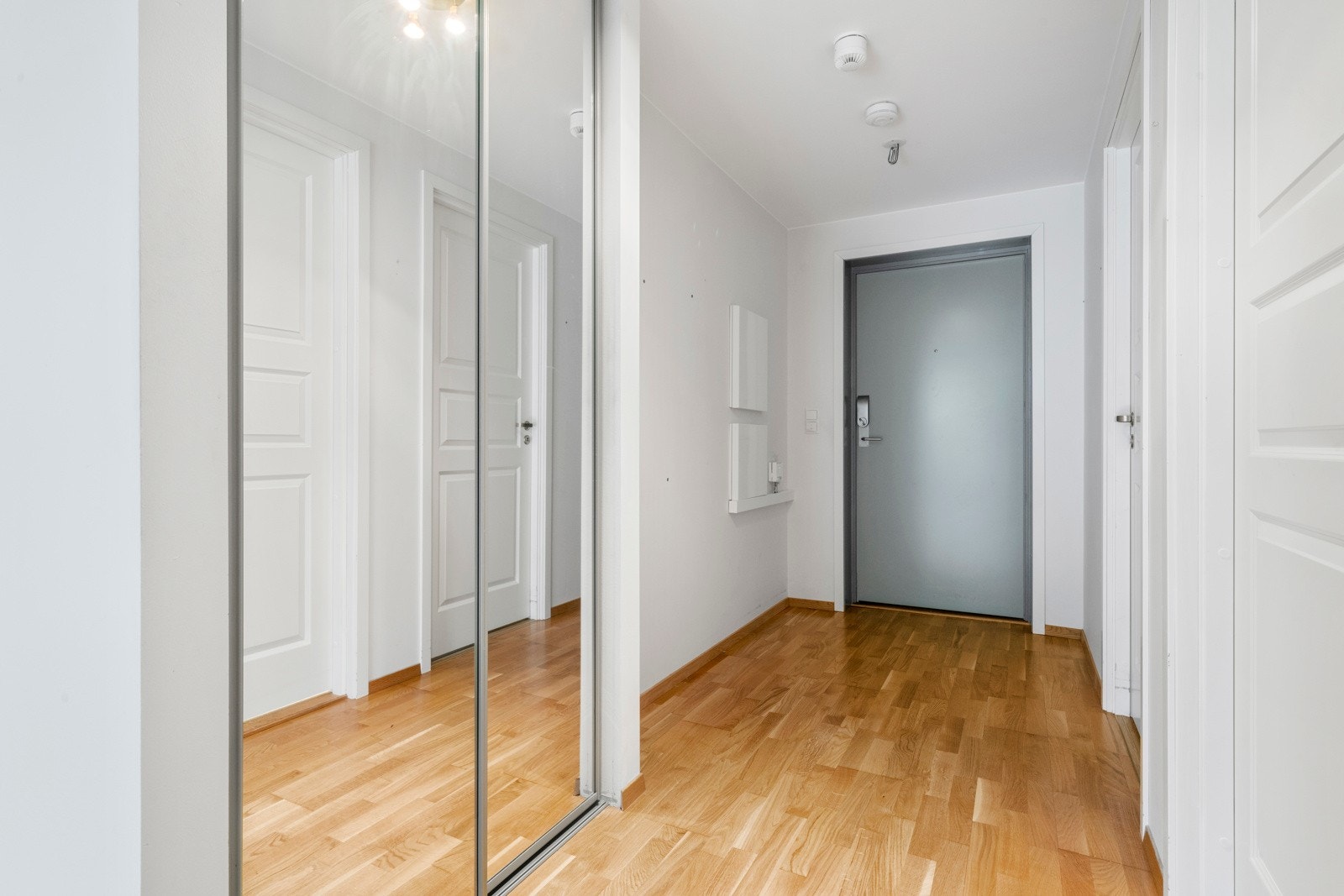 Skyvedørsgarderobe i gangen Galleribilde