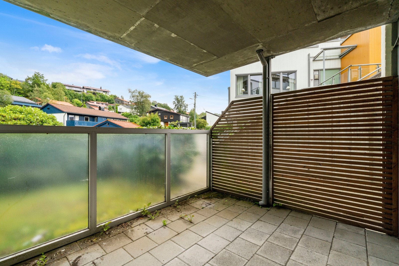 Overbygget terrasse på 11 kvm. Her sitter man tørt. Galleribilde