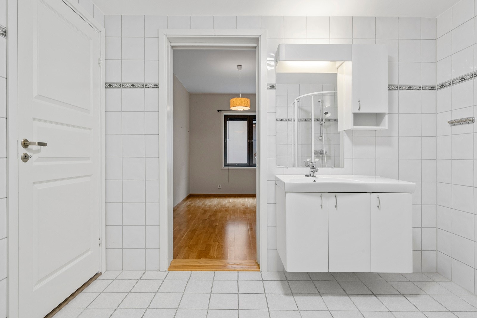 Servant i møbel med speil over Galleribilde