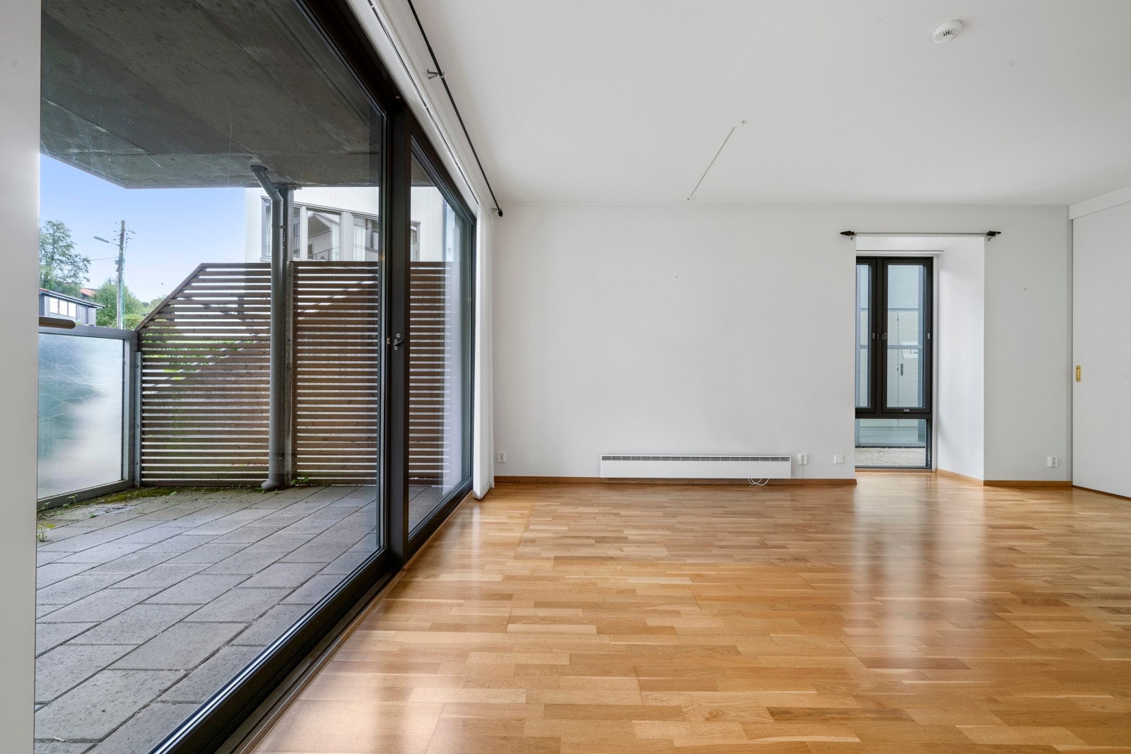 Utgang til terrassen i fra stuen. Galleribilde