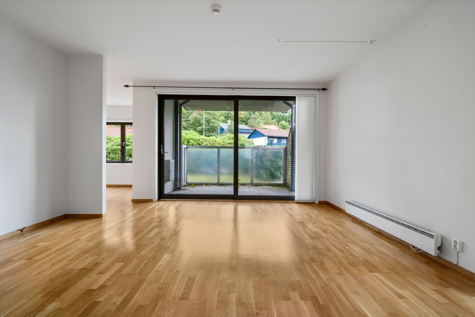 Utgang til terrassen fra stuen, kjøkkenet ligger til venstre Galleribilde