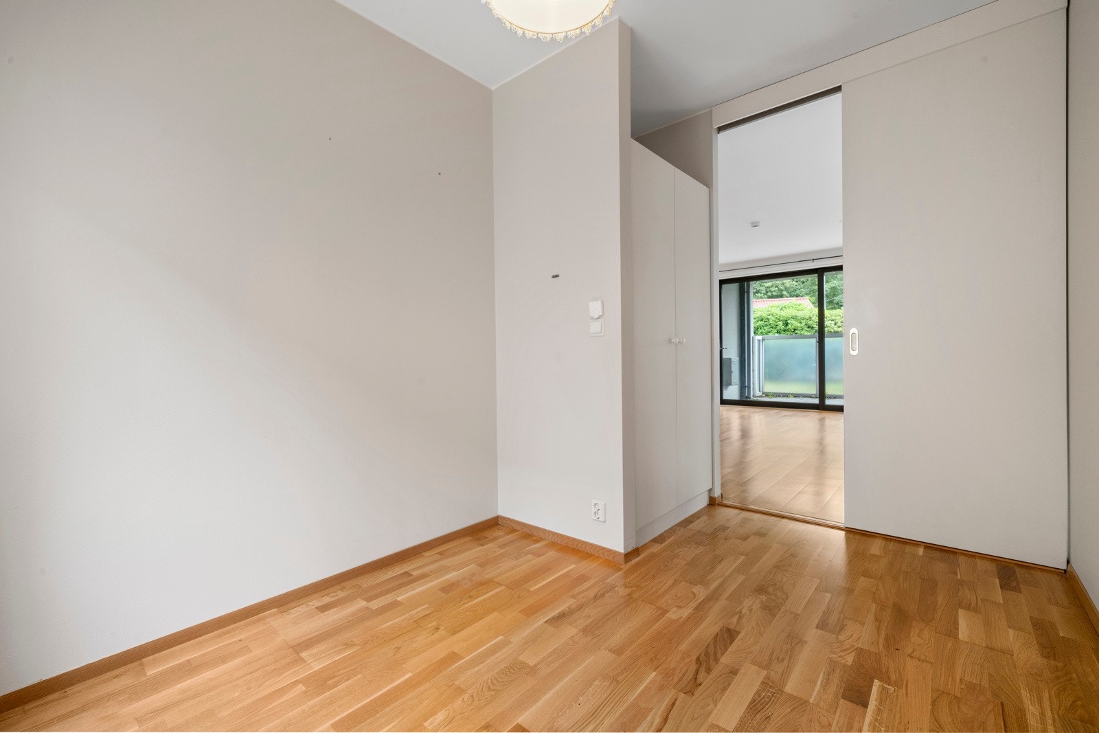 Soverom 2 med adkomst i fra stue Galleribilde