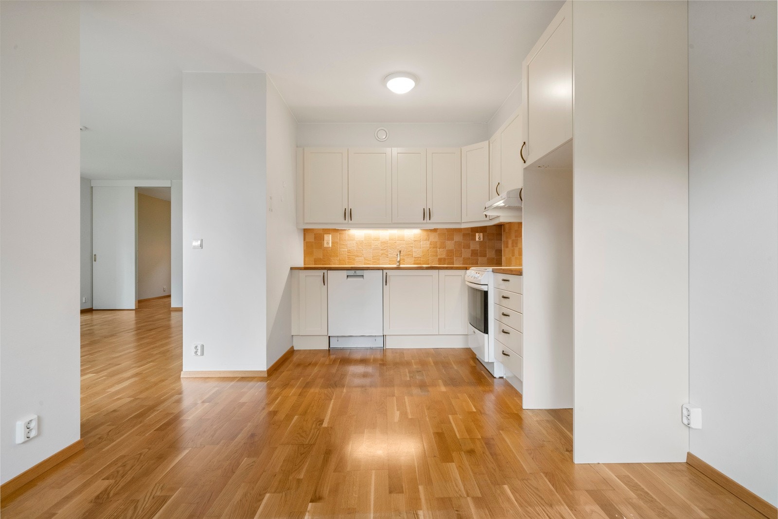 Kjøkken med åpen løsning til stuen Galleribilde