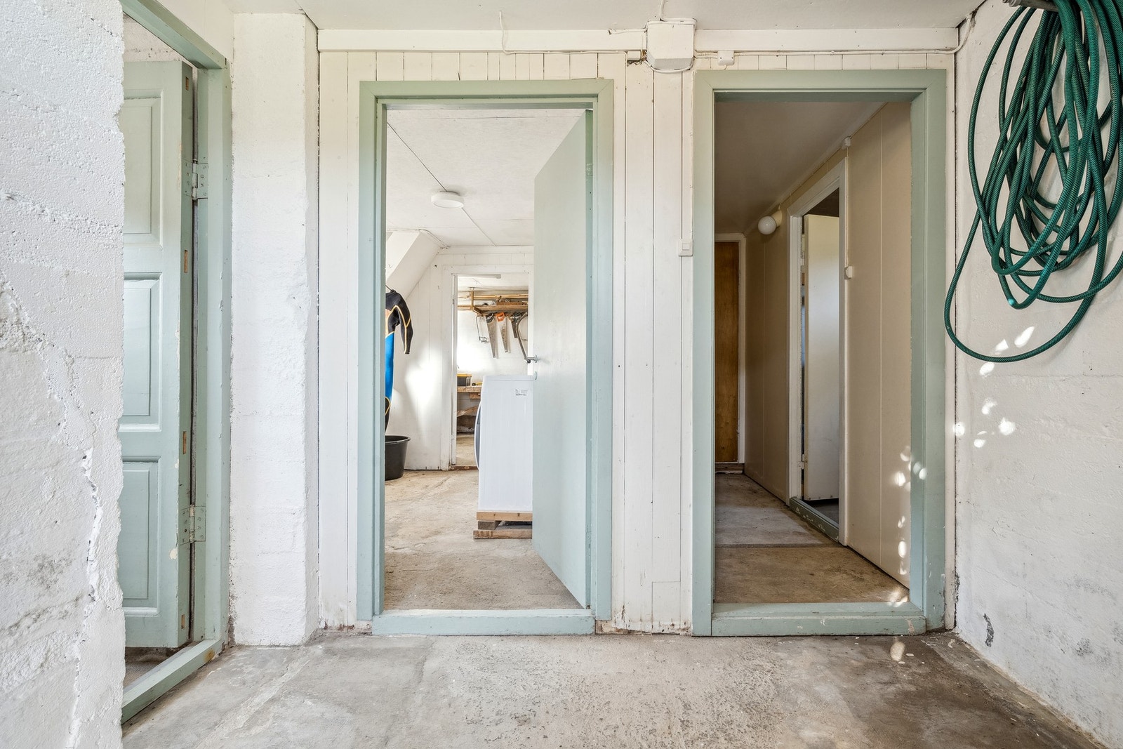 Kjelleren har vaskerom, boder, verksted og utgang til bakkeplan. Galleribilde