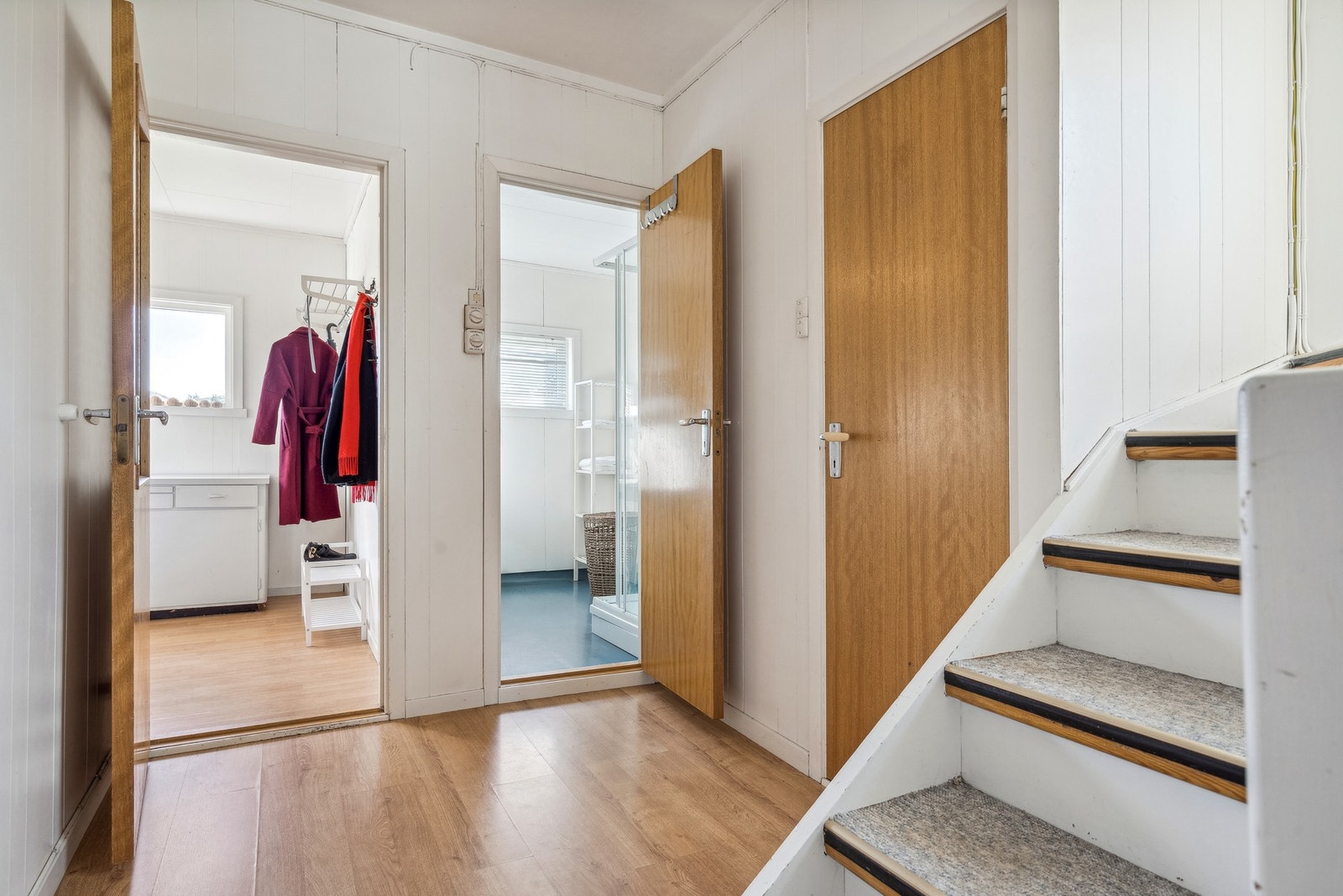 Vi kommer inn i trappegangen. Her ser vi badet rett fram og dør til toalettrom på høyre side. Galleribilde