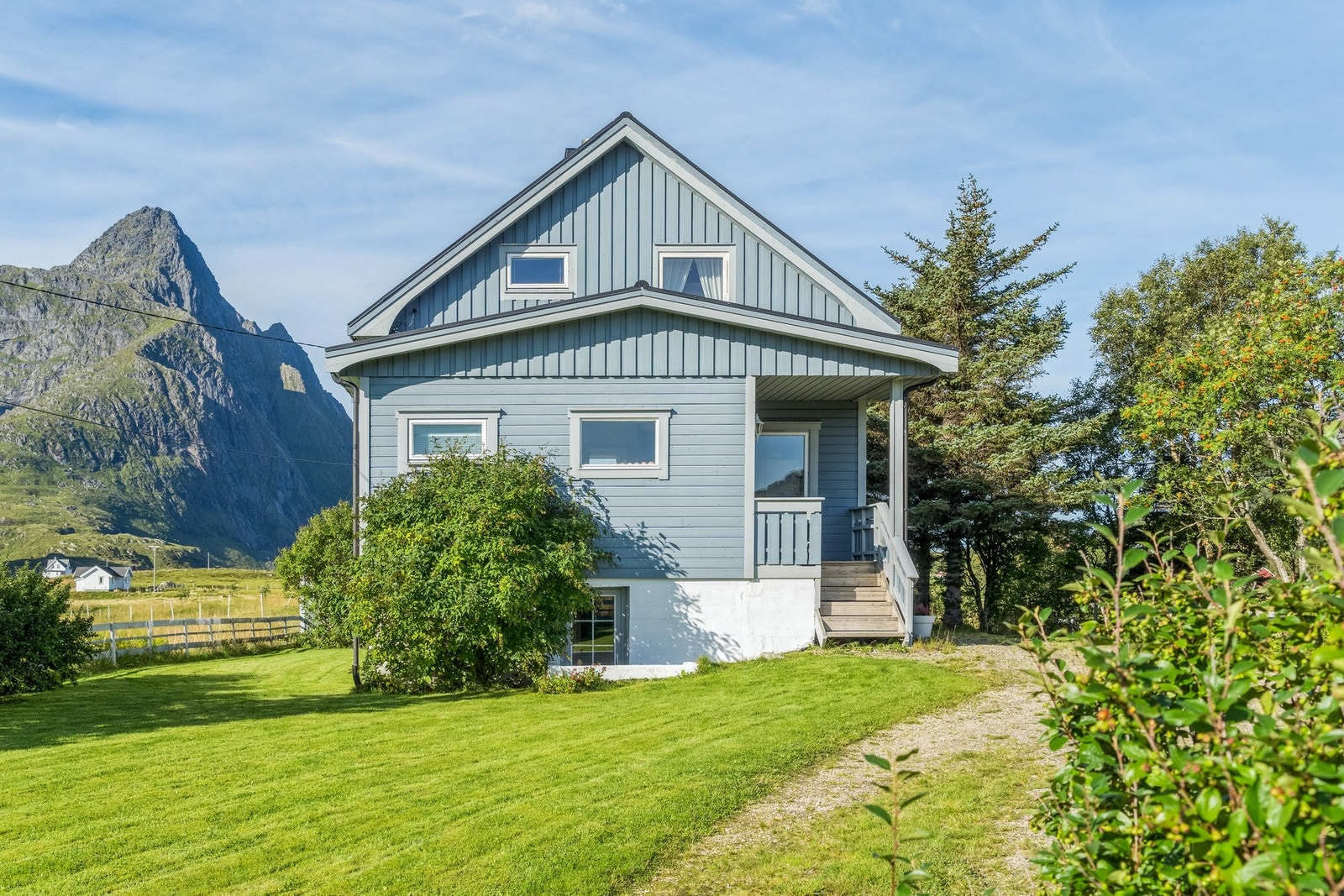 Pent opparbeidet hage som innbyr til lek og moro med mye boltreplass. Galleribilde