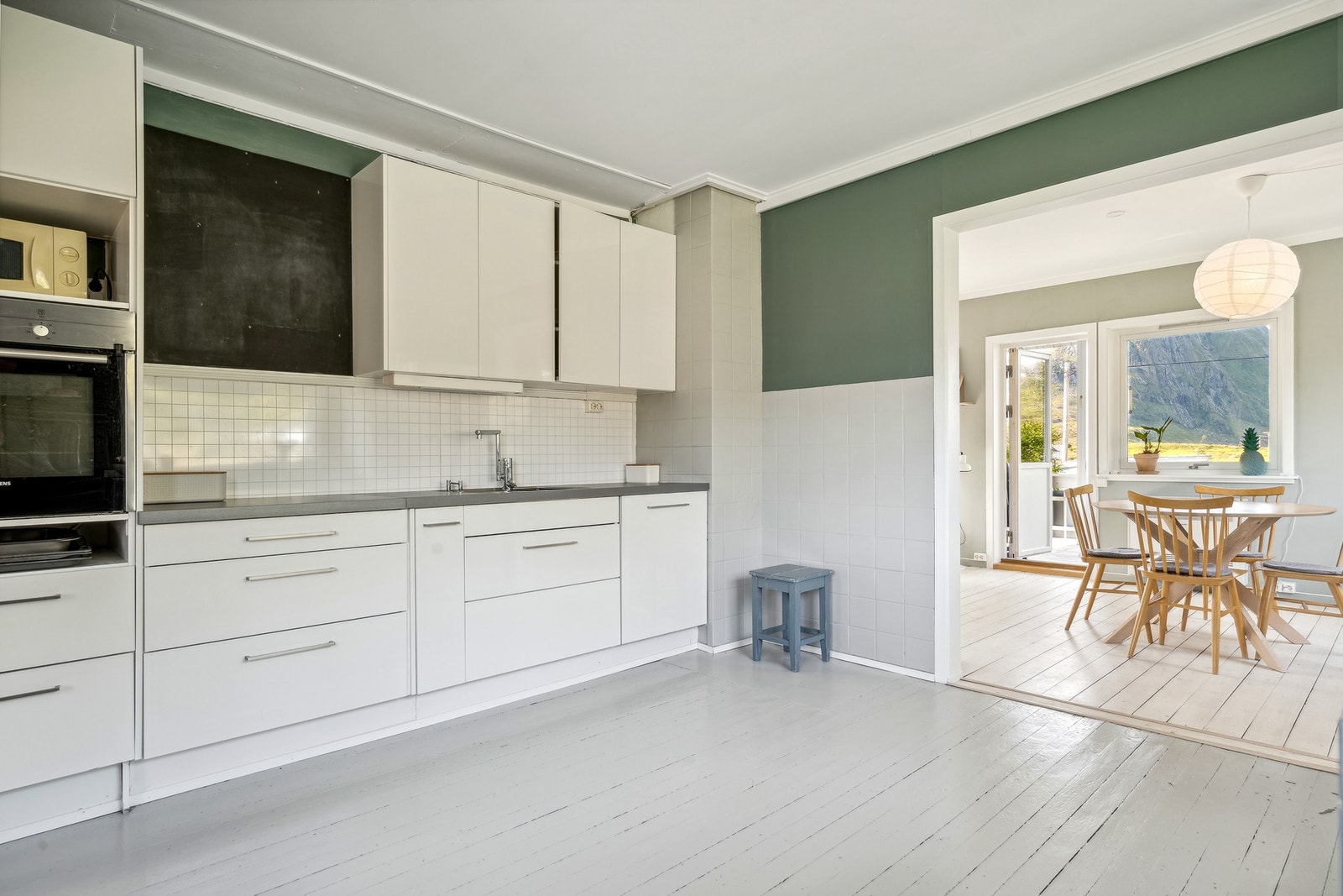 Deler av kjøkkeninnredningen som ble skiftet ut i 2017 fra Marbodal. Galleribilde