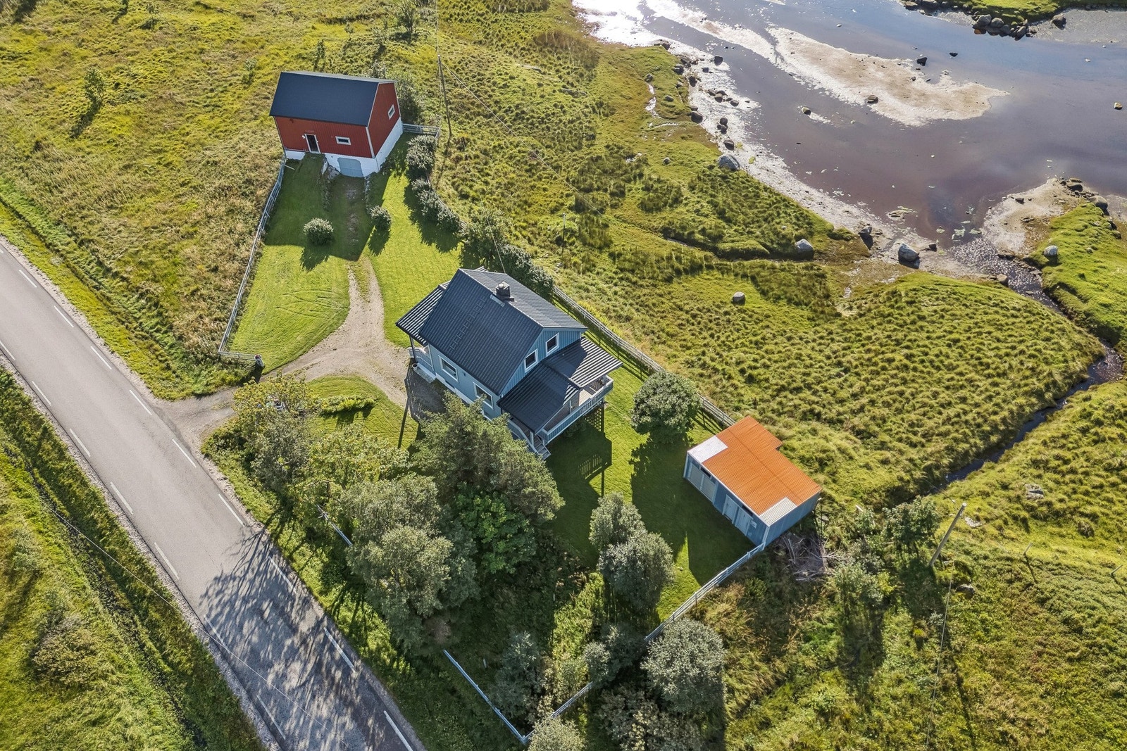 På eiendommen står det oppført en enebolig, en fjøs og et praktisk uthus. Galleribilde