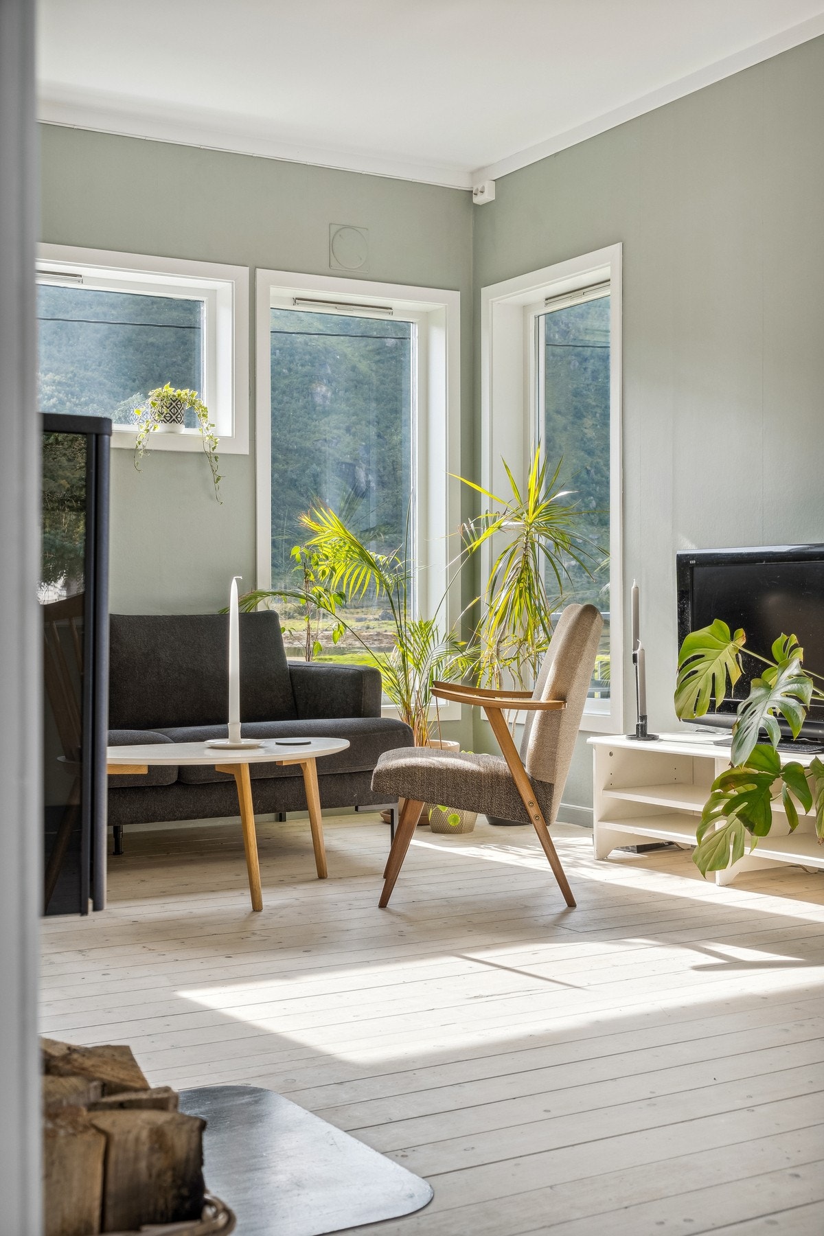 I hjørnet av stuen er det store vindusflater som gir mye lys i rommet og en flott utsikt ut. Galleribilde
