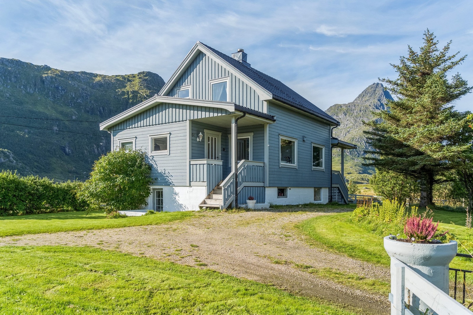 Innholdsrik enebolig over tre plan med bl.a. tre soverom. Galleribilde