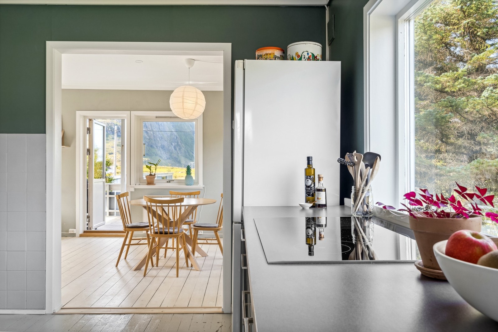 Vi går inn på kjøkkenet. Galleribilde