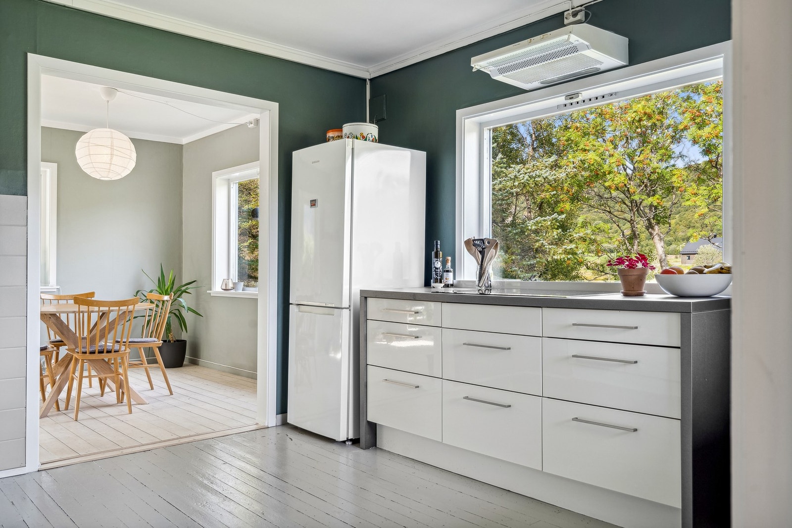 Stort vindu gir rikelig med naturlig lys i rommet. Galleribilde