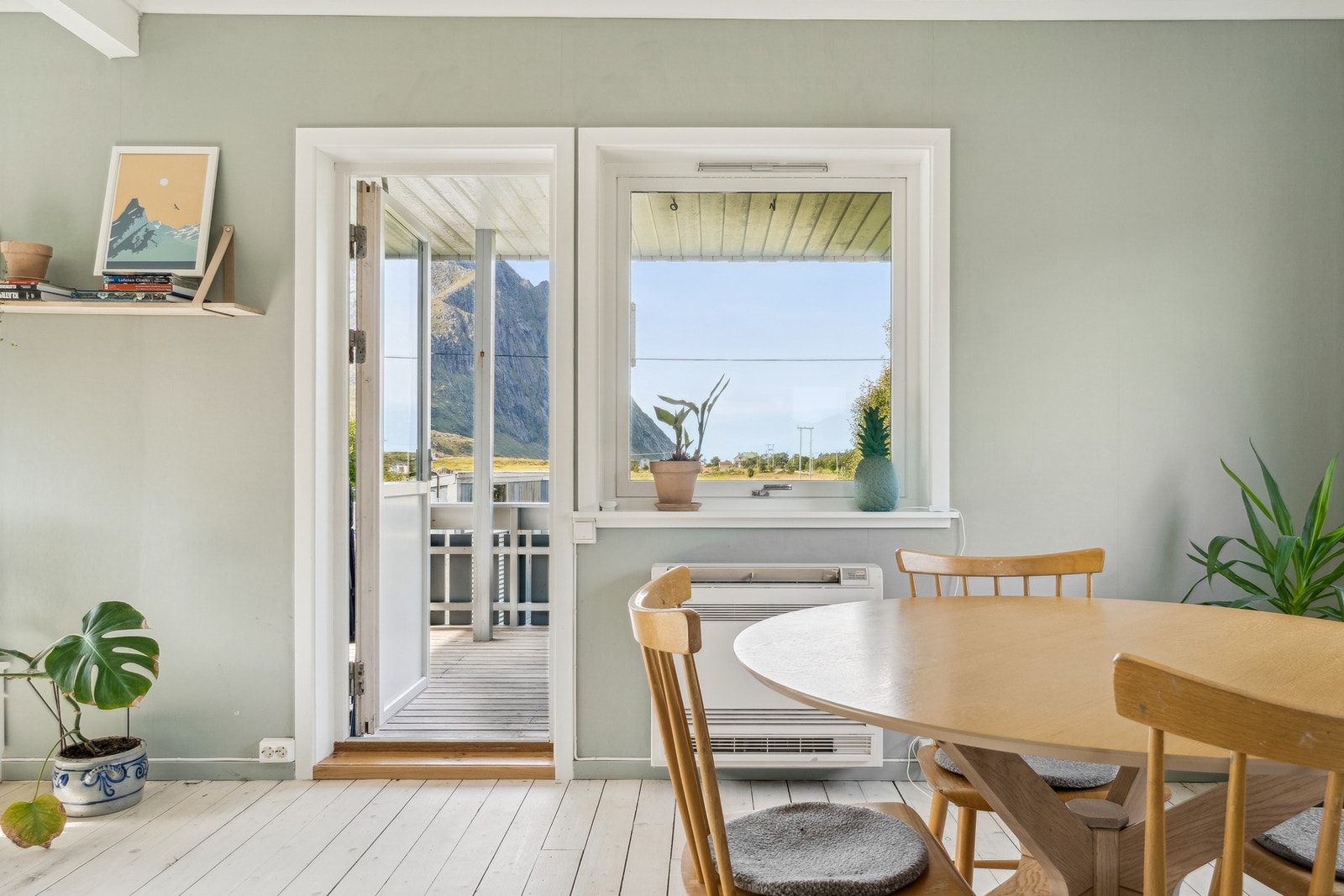 Her der det montert varmepumpe og du har utgang til overbygget veranda. Galleribilde