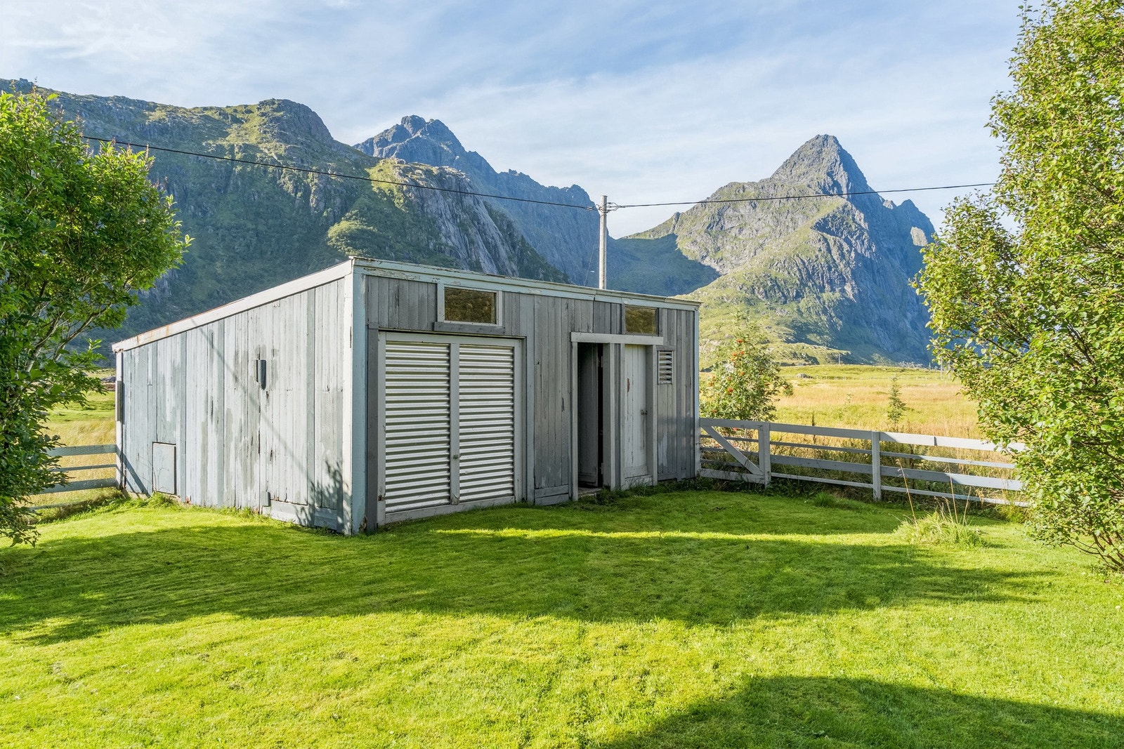 På tomta står det oppført et eldre uthus. Fungerer ypperlig til lagring av sportsutstyr etc. Galleribilde