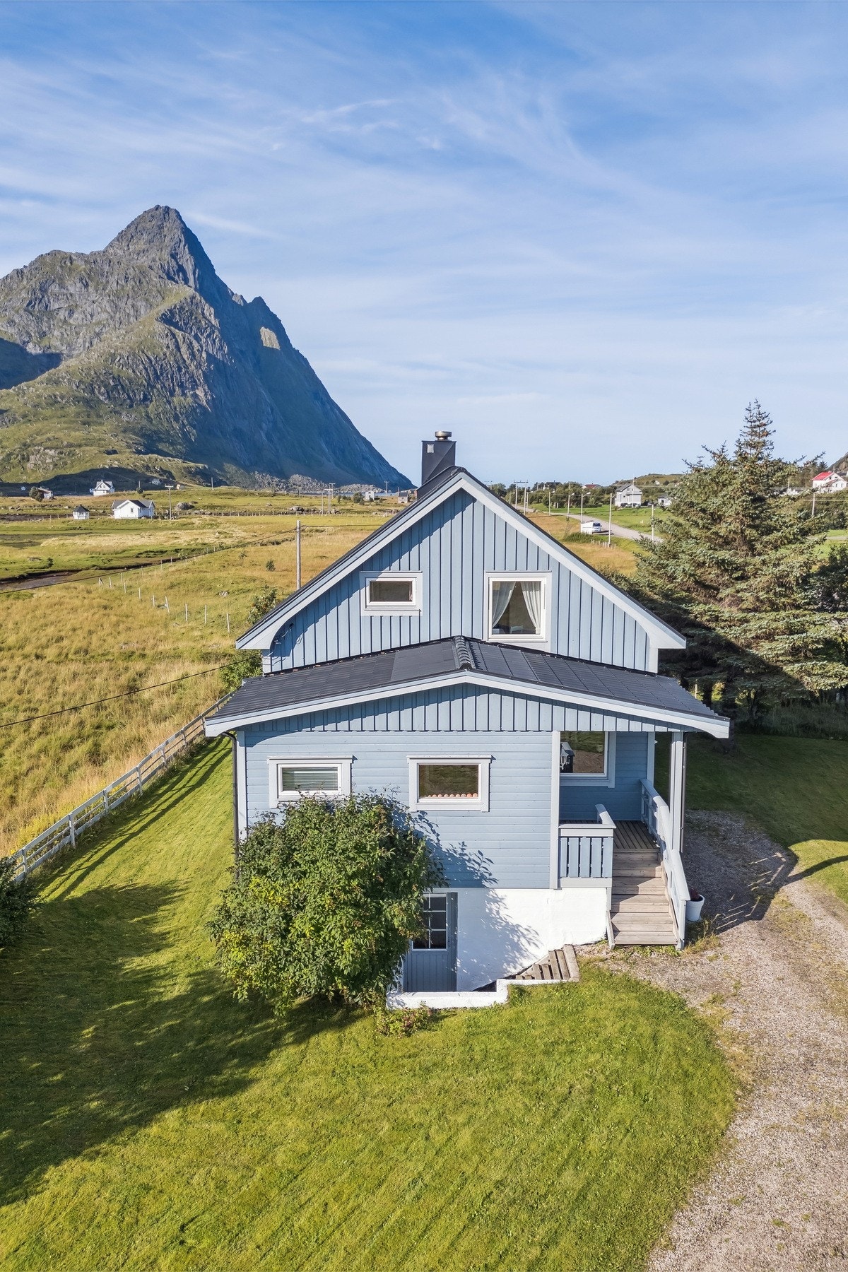 Stor gressplen rundt huset. Galleribilde