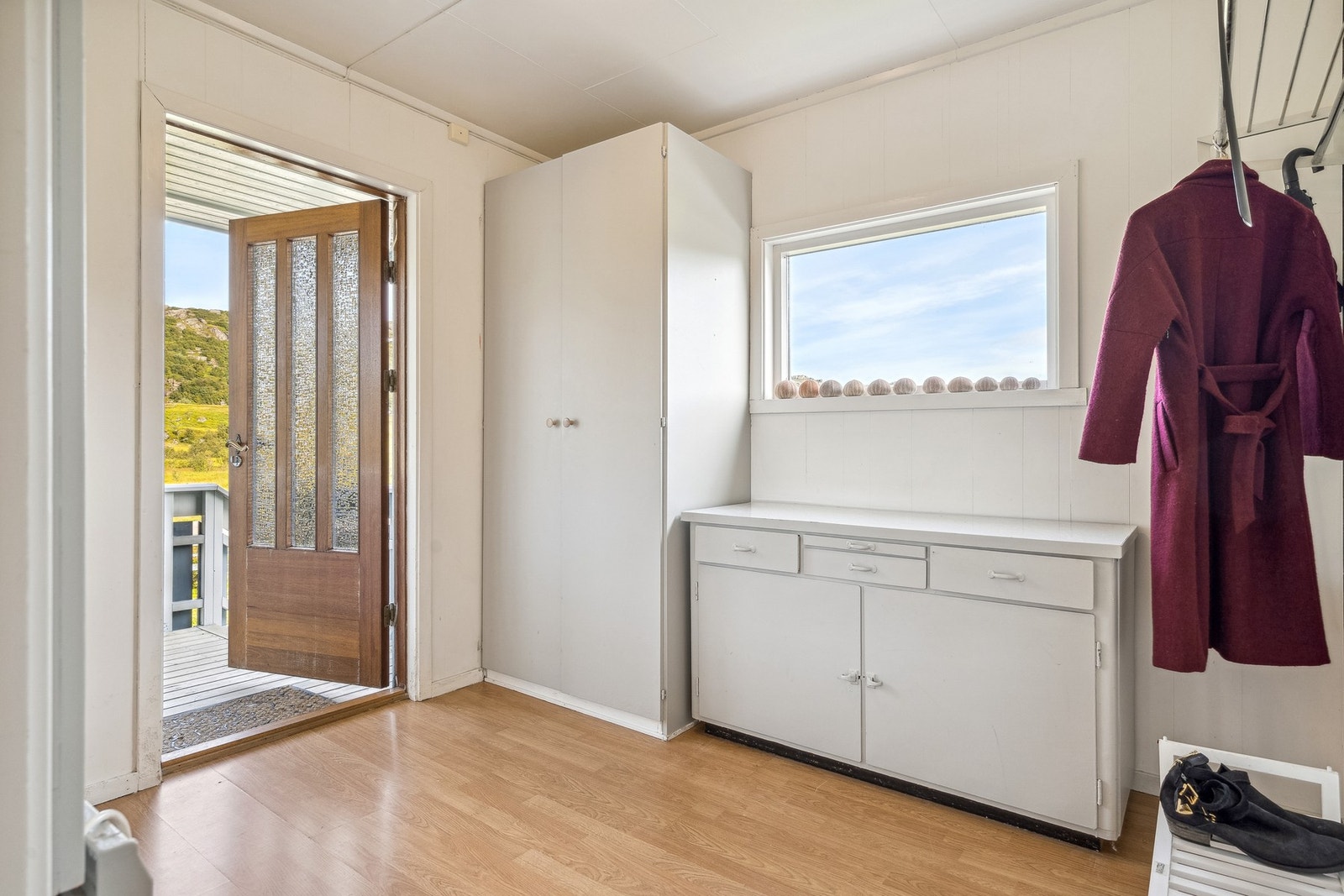 Entrè med lyse overflater og garderobeskap. Galleribilde