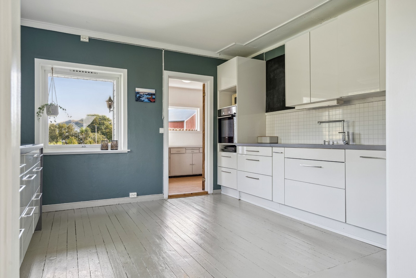 Fra kjøkkenet er det dør til entrèen. Galleribilde