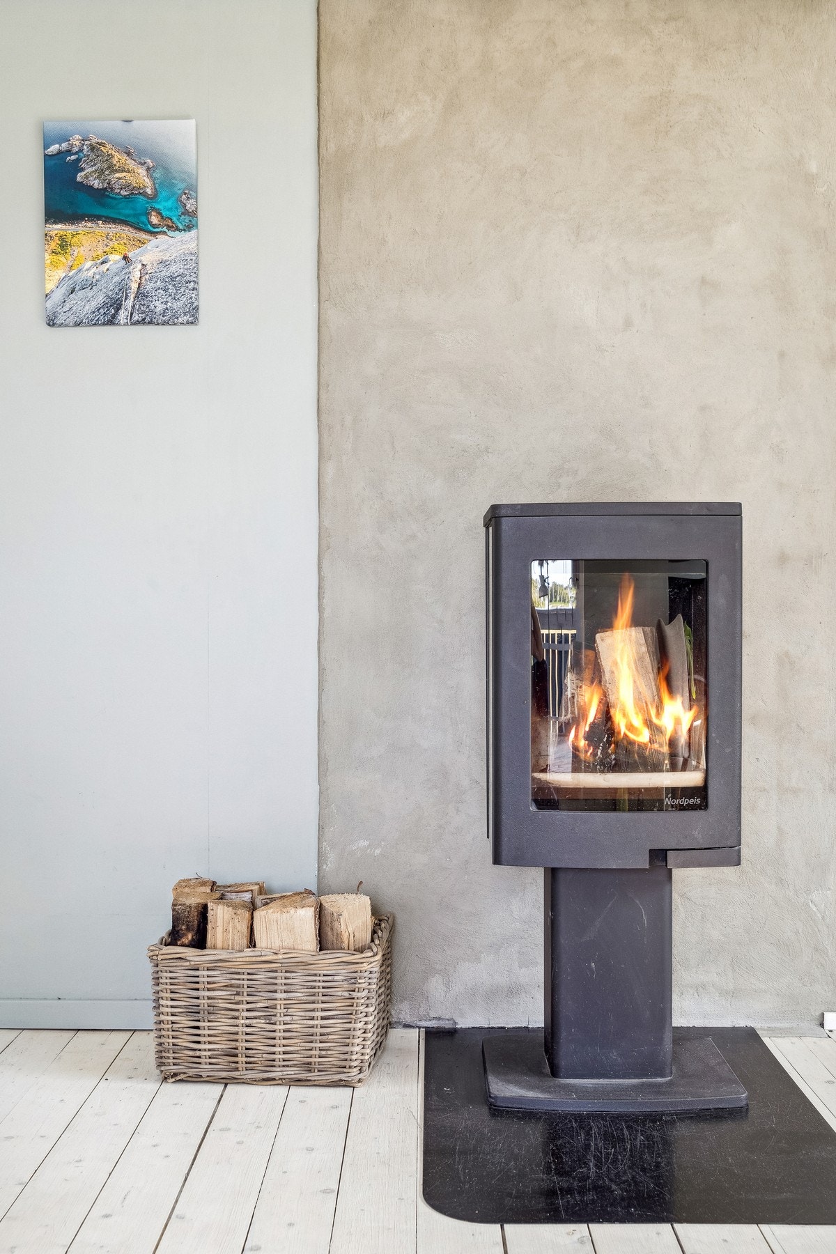 Vedfyring holdere dere varm i vinterhalvåret. Galleribilde