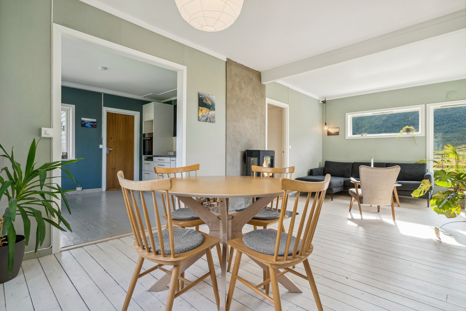 Pen stue med mye naturlig lys inn. Legg merke til hvor fint eieren har fått fram det originale tregulvet! Galleribilde