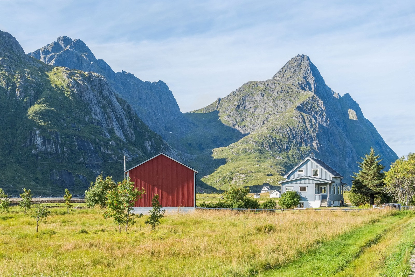 Her bor du landlig til i et fredelig nabolag. Galleribilde