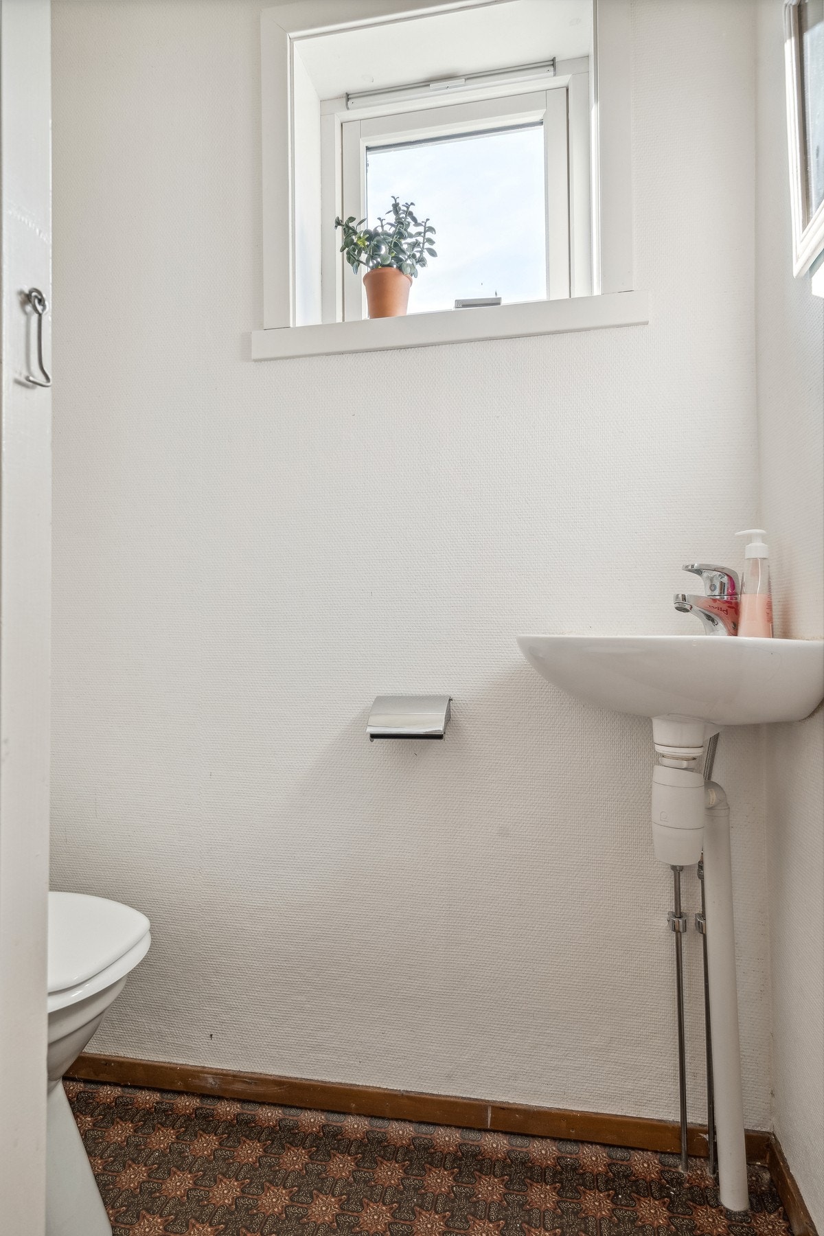 Praktisk med et eget toalettrom. Galleribilde