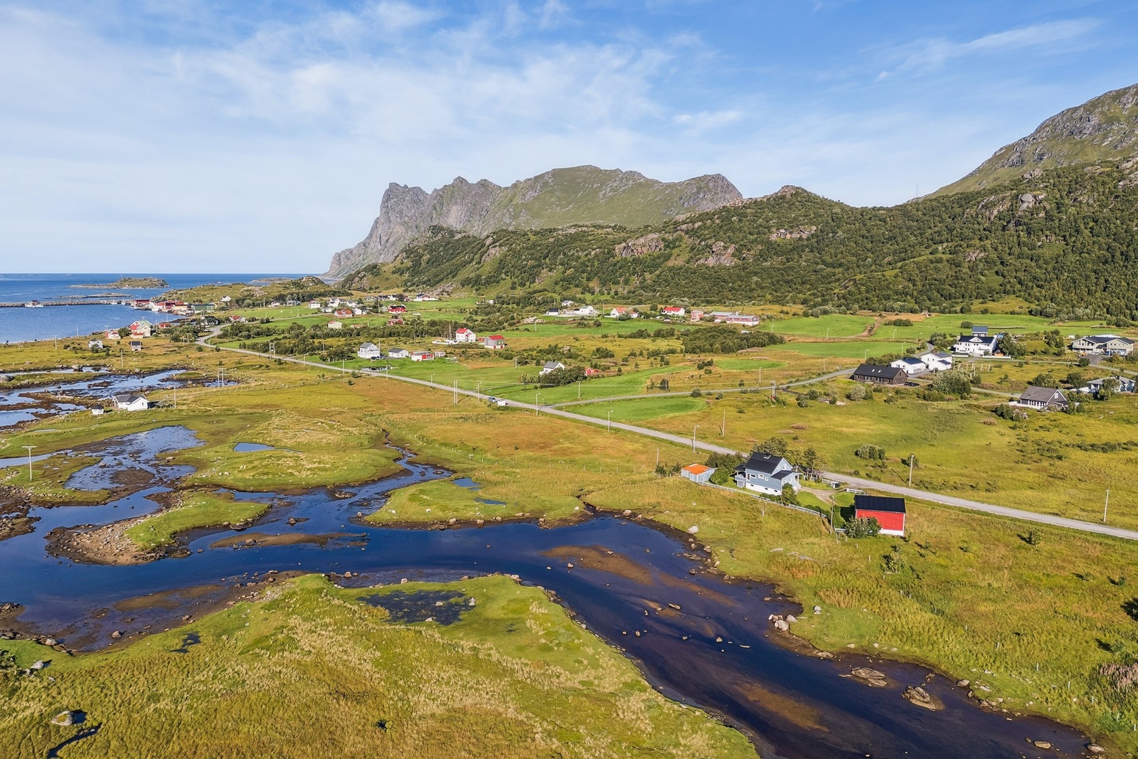 Boligen ligger fint for seg selv på Tangstad. Umiddelbar nærhet til flotte turområder, og bare en kort kjøretur til Unstad hvor det er en vakker sandstrand som også er en av verdens beste surfestrender. Galleribilde