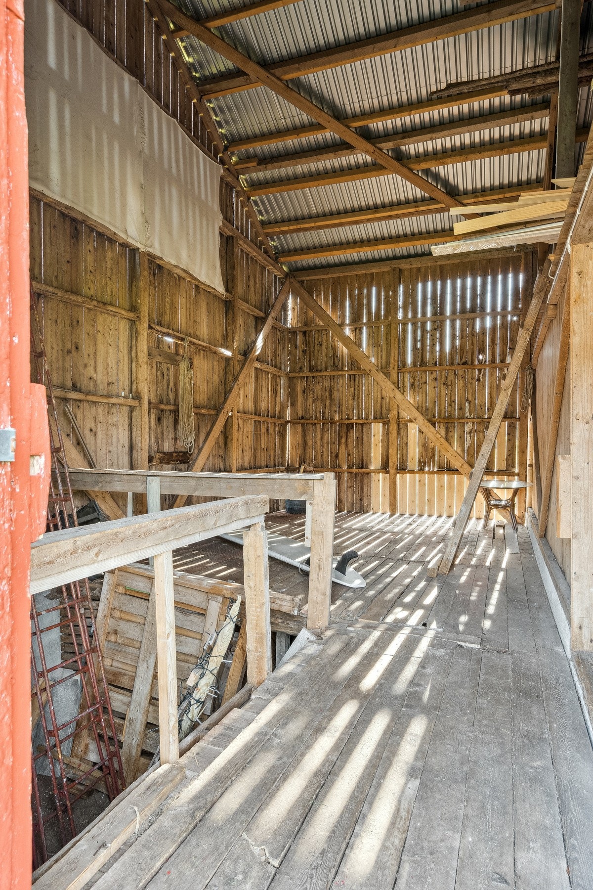 Fjøs. Her har de hengt opp laken for projektor. Galleribilde