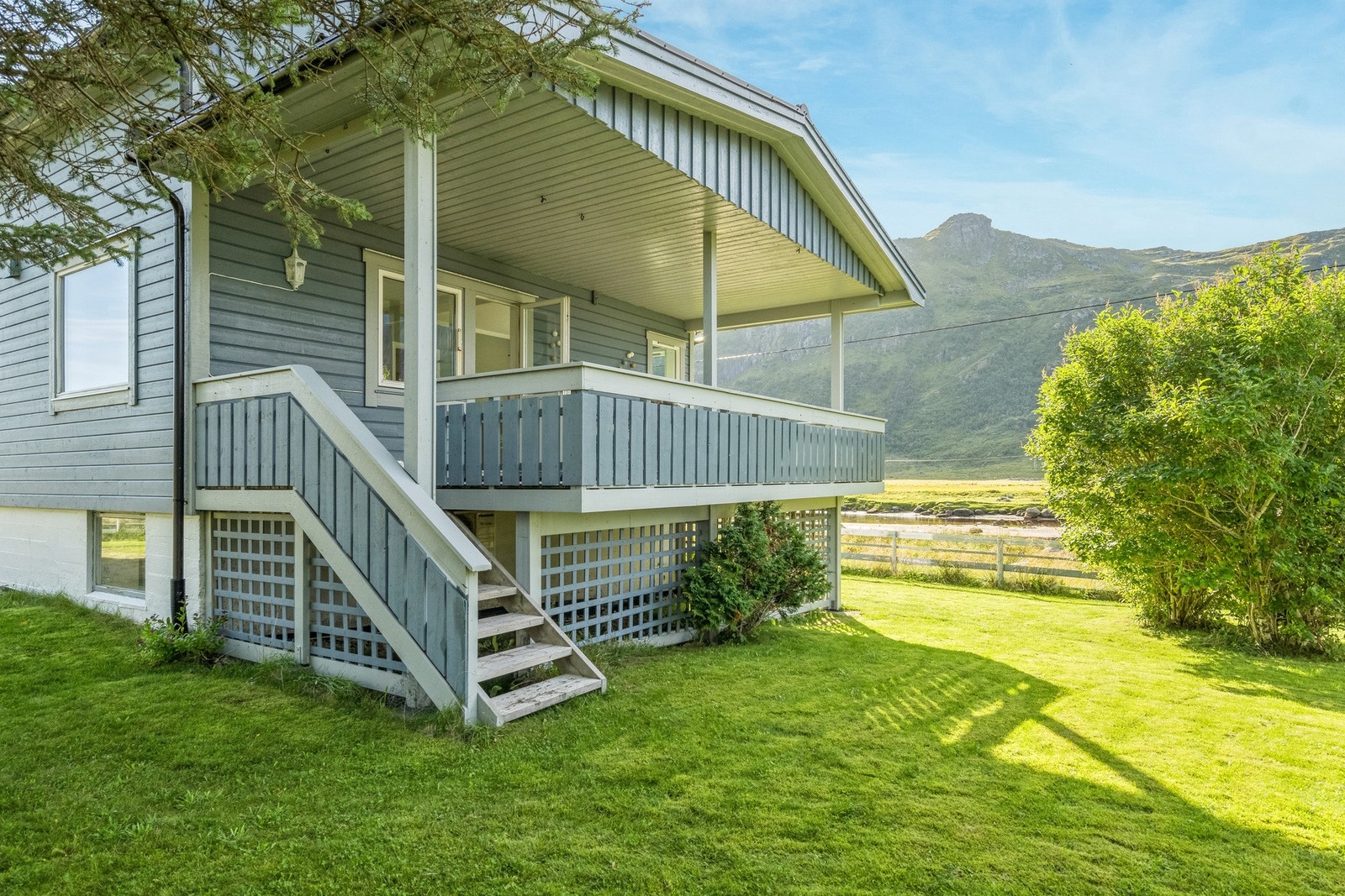 Overbygget veranda med trapp ned til hagen. Galleribilde