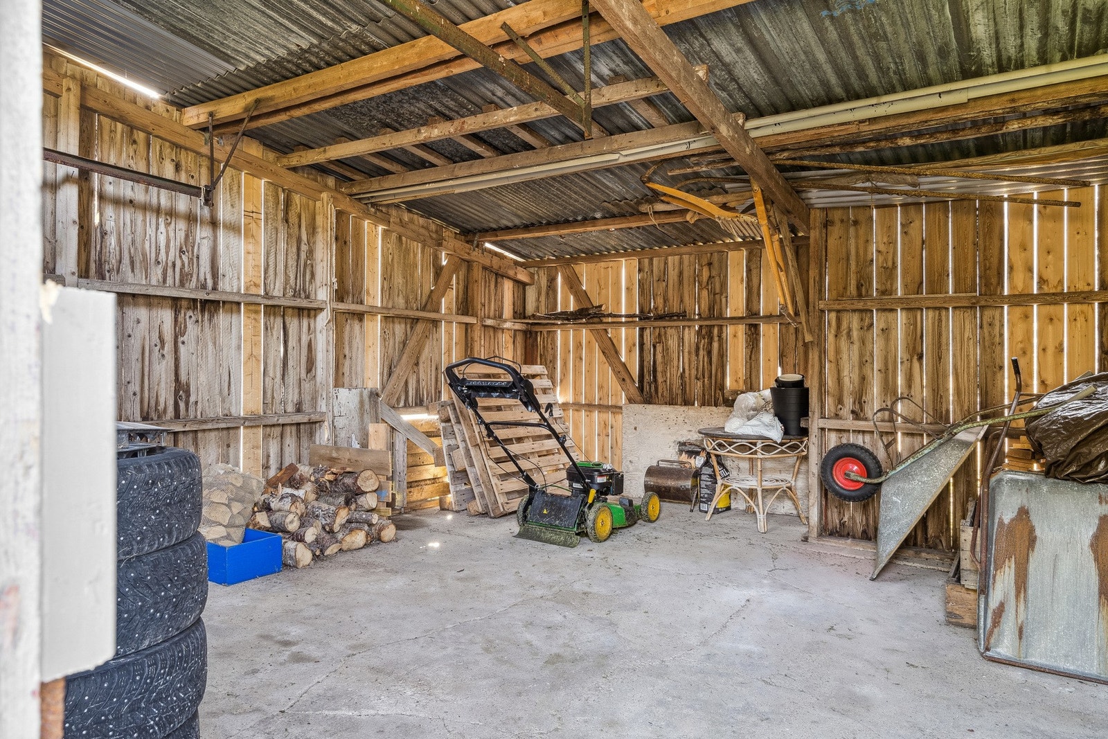 Her får du enkelt plass til hageredskaper, stabel med ved etc. Galleribilde