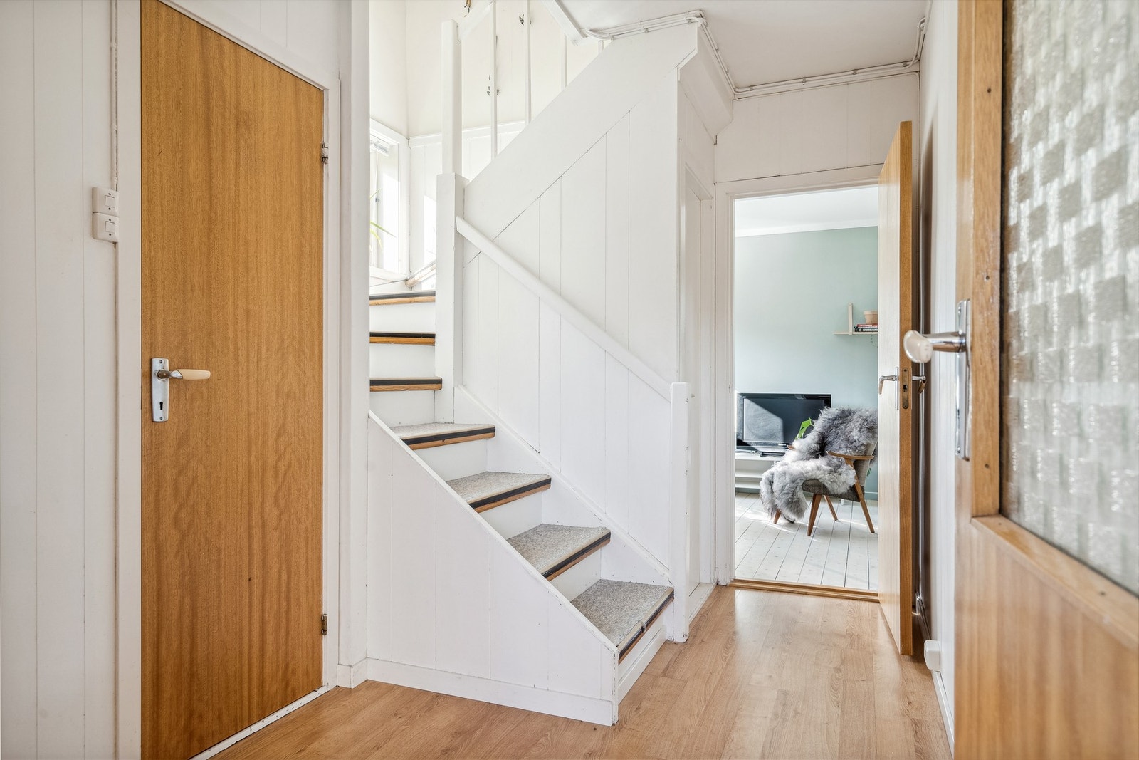 Trappen er kledt igjen og det er dør ned til kjeller. Galleribilde