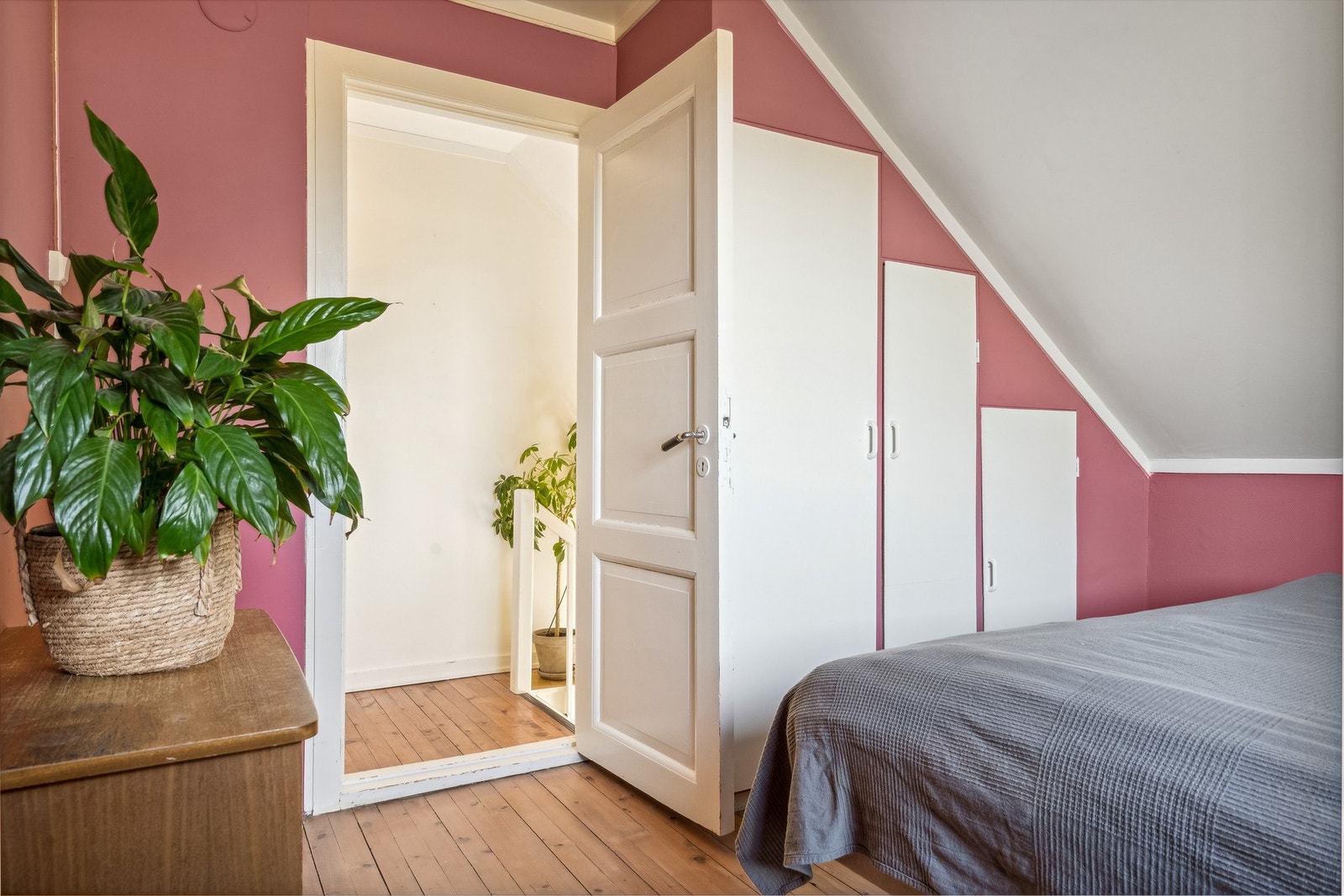 Soverommet har innebyggede skap. Legg merke til de originale tregulvene. Galleribilde