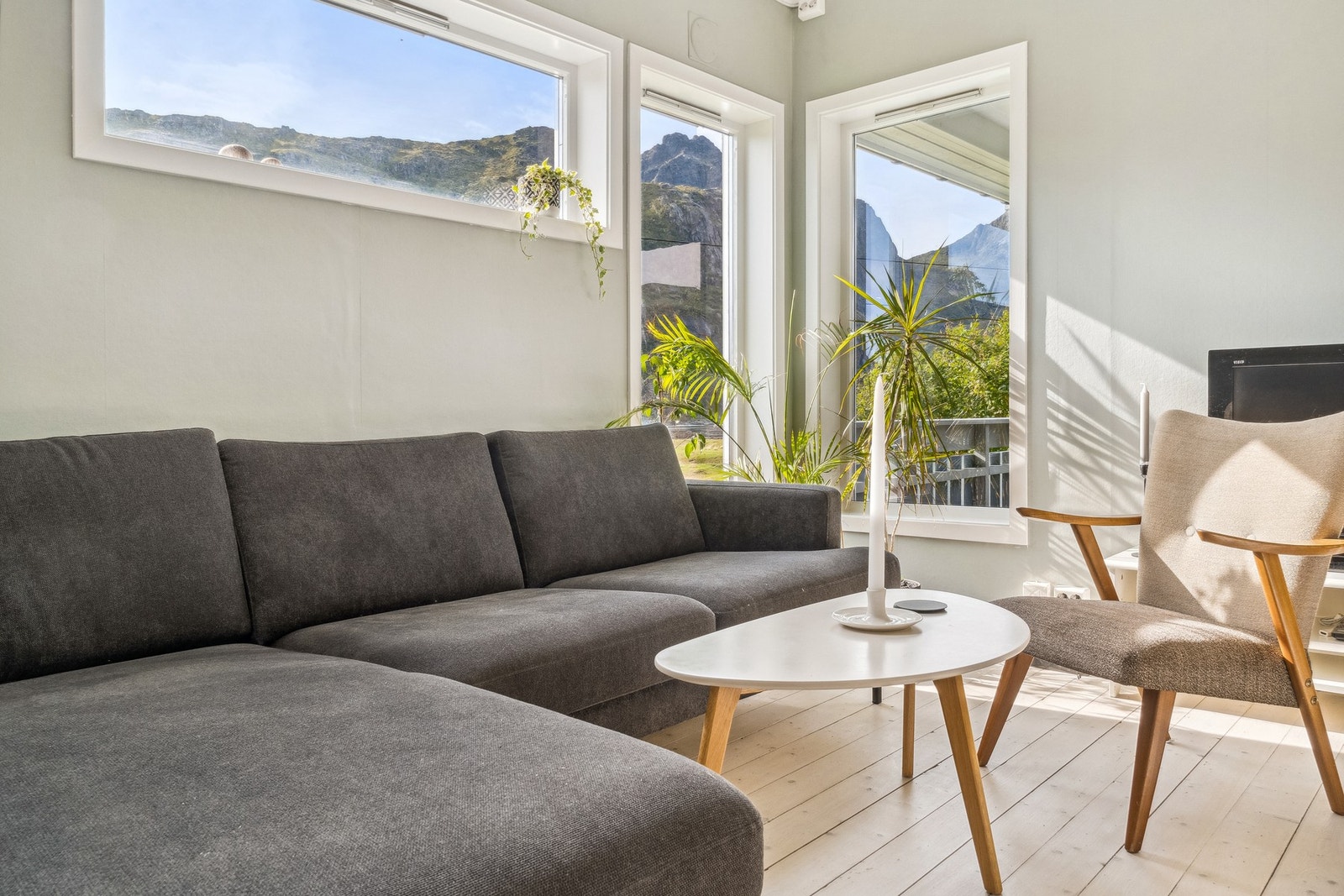 I sofakroken ser du mot de mektige fjellene over bygda. Galleribilde