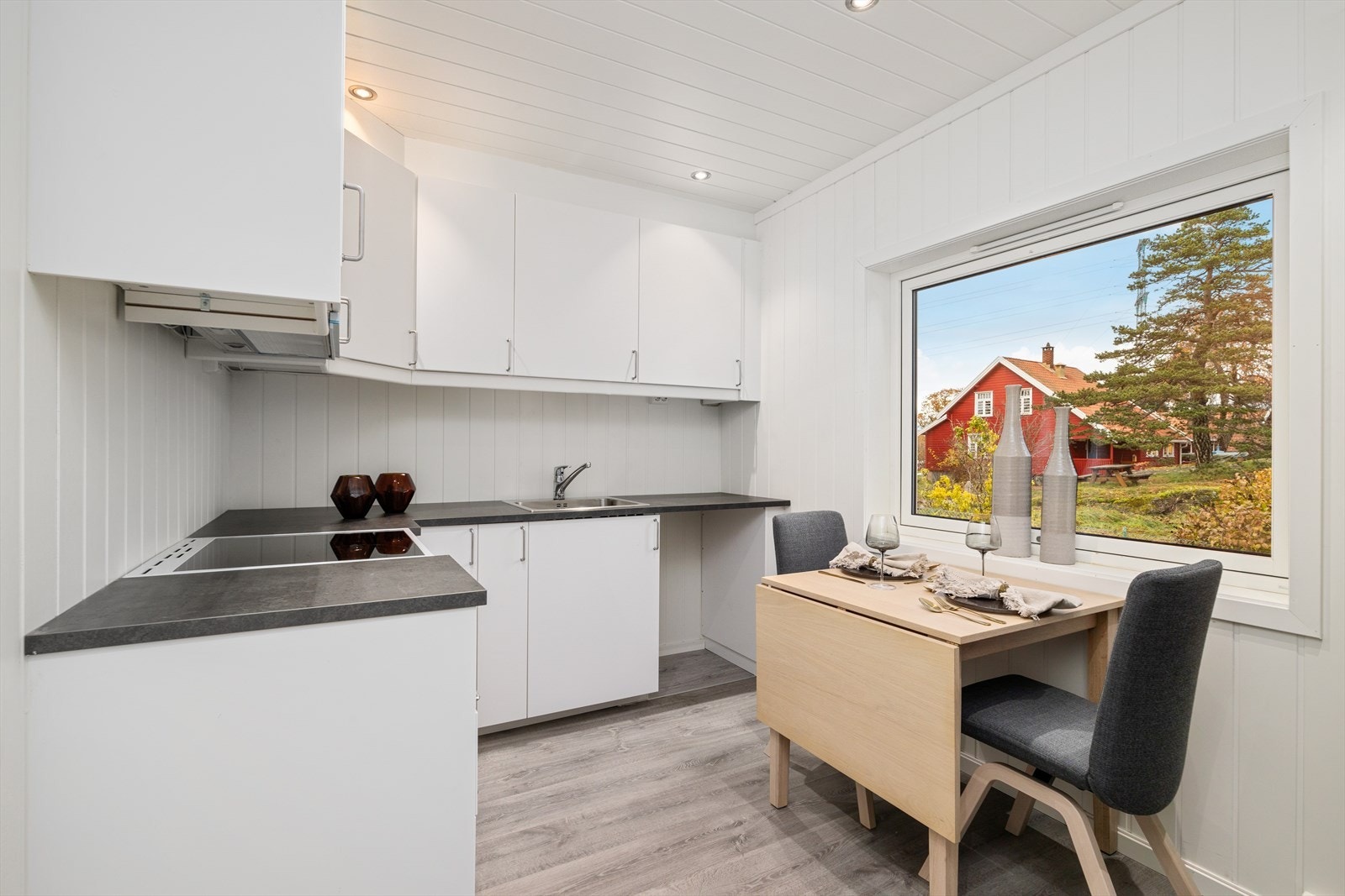 Lekker kjøkkeninnredning med glatte fronter og benkeplate i laminat m/nedfelt oppvaskkum. Opplegg til oppvaskmaskin. Downlight i taket. Galleribilde