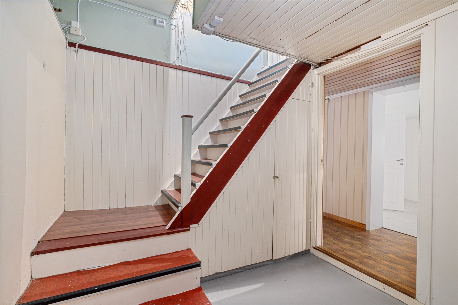 Trapp ned til underetasjen. Galleribilde