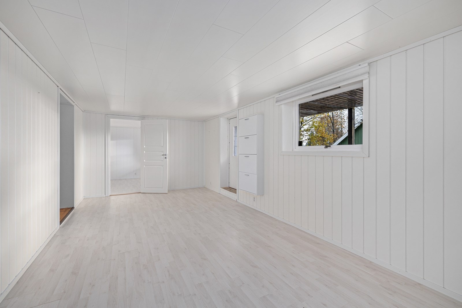 Romslig og lys stue. Galleribilde