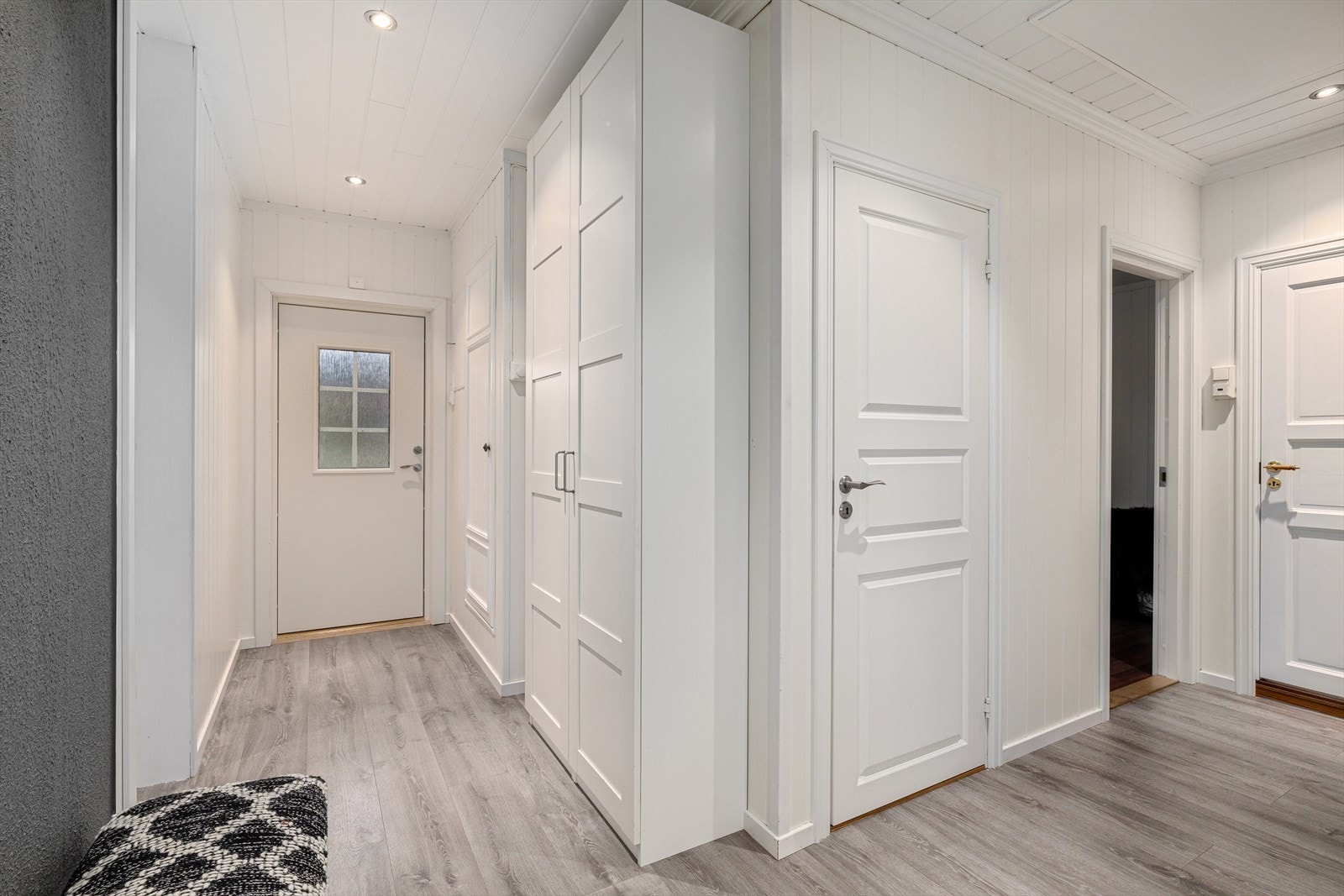 Første møtet med boligen er en lys og delikat entrè med garderobeskap. Galleribilde