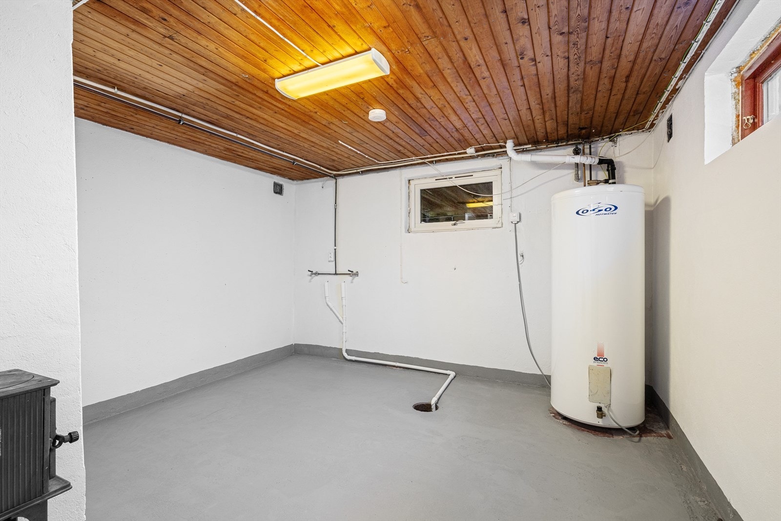 Underetasjen som hører til hovedhuset er innredet med trapperom , gang , vaskerom og kott under trapp. Galleribilde