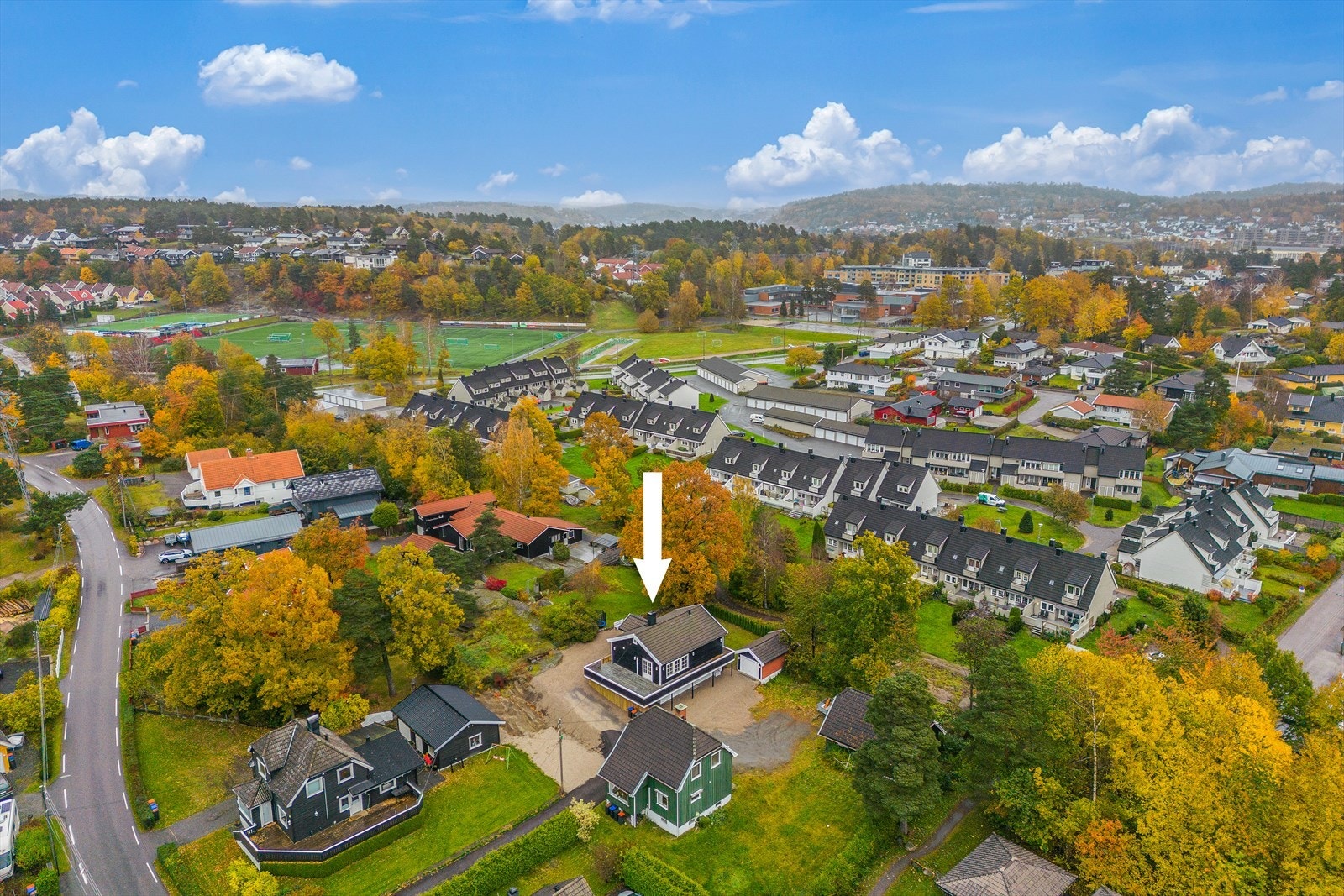Det er gangavstand til dagligvare og treningssenter. Her bor man med andre ord i et rolig og barnevennlig område, men umiddelbar nærhet til det meste. Galleribilde