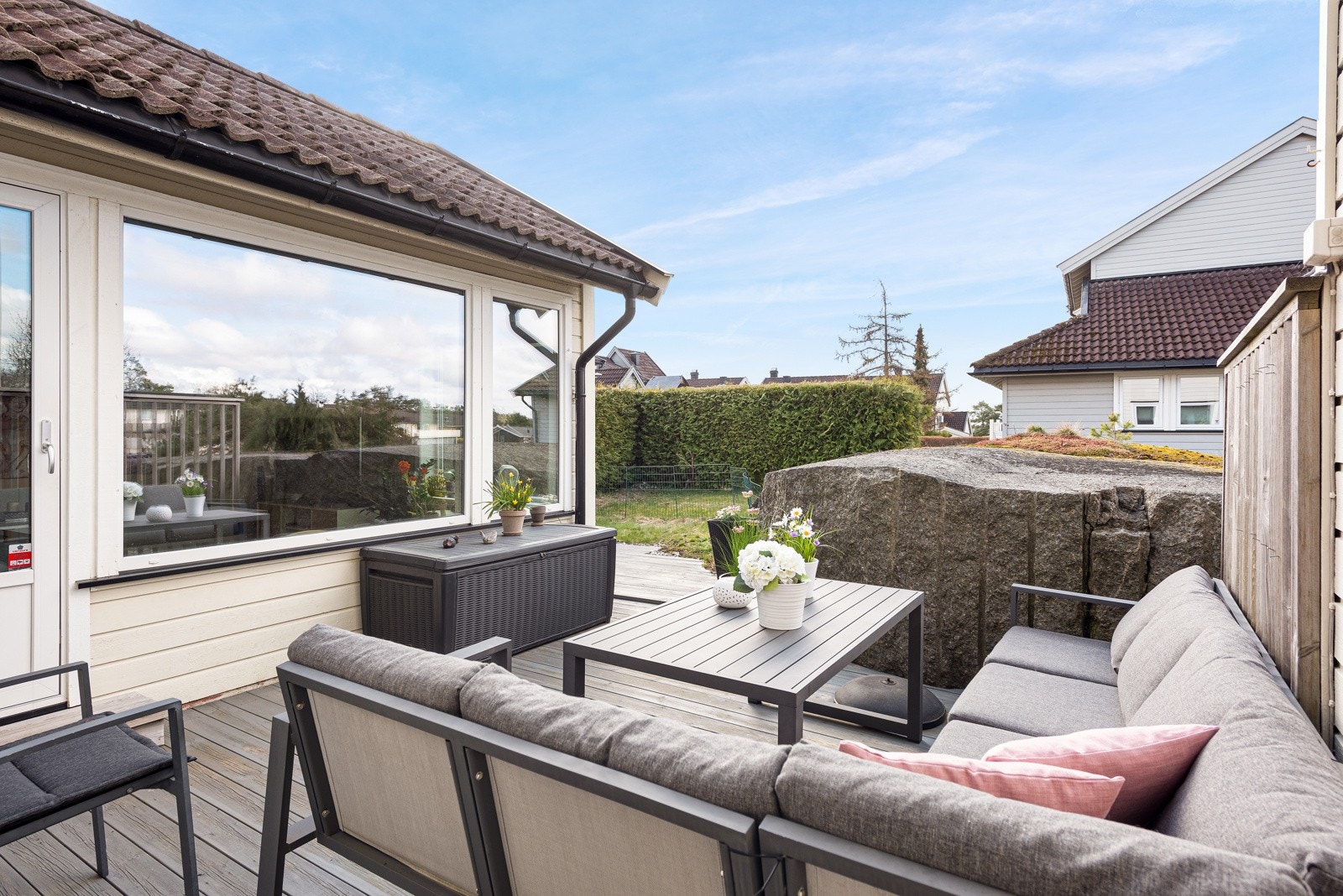 På baksiden har huset en koselig hage med hekk, gressplen og en sydvendt terrasse. Galleribilde