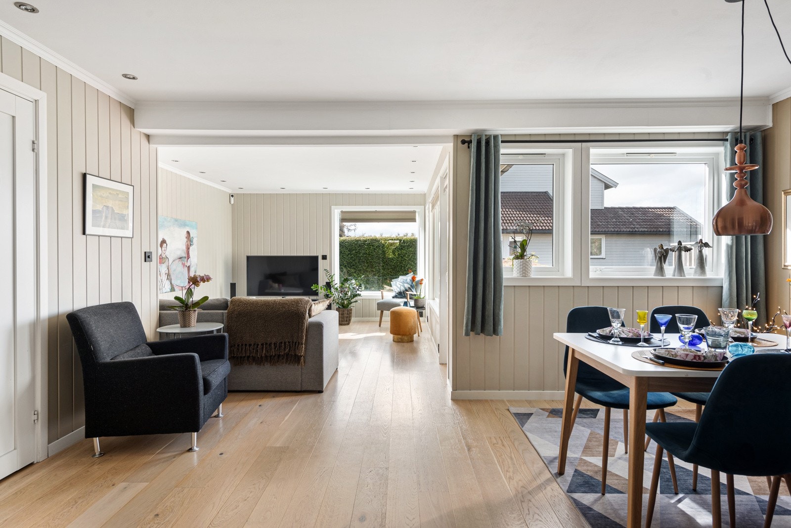 Dagslyset suppleres ypperlig av downlights rundt deler av himlingen, og en glassdør fører ut til en stor terrasse på baksiden av huset. Galleribilde