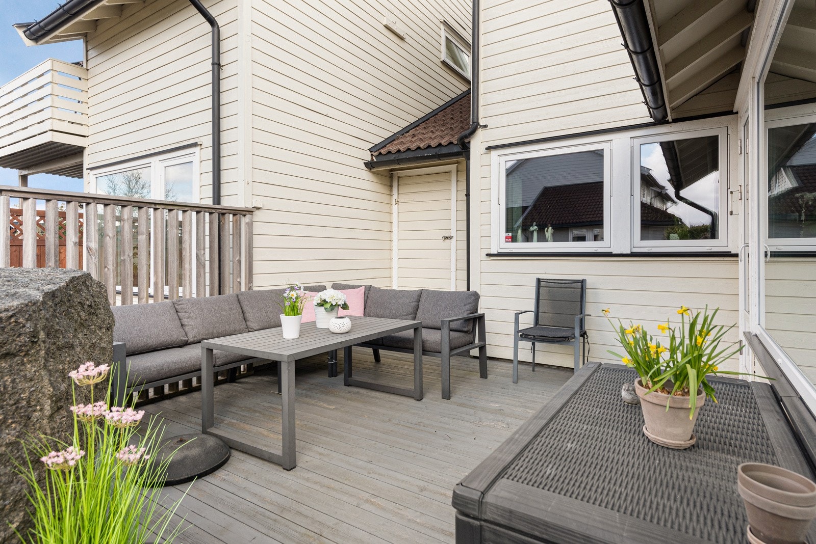 Både på fram- og baksiden har boligen en herlig terrasse, og siden uteplassene ligger på hver sin side kan man enkelt flytte seg etter solen. Galleribilde
