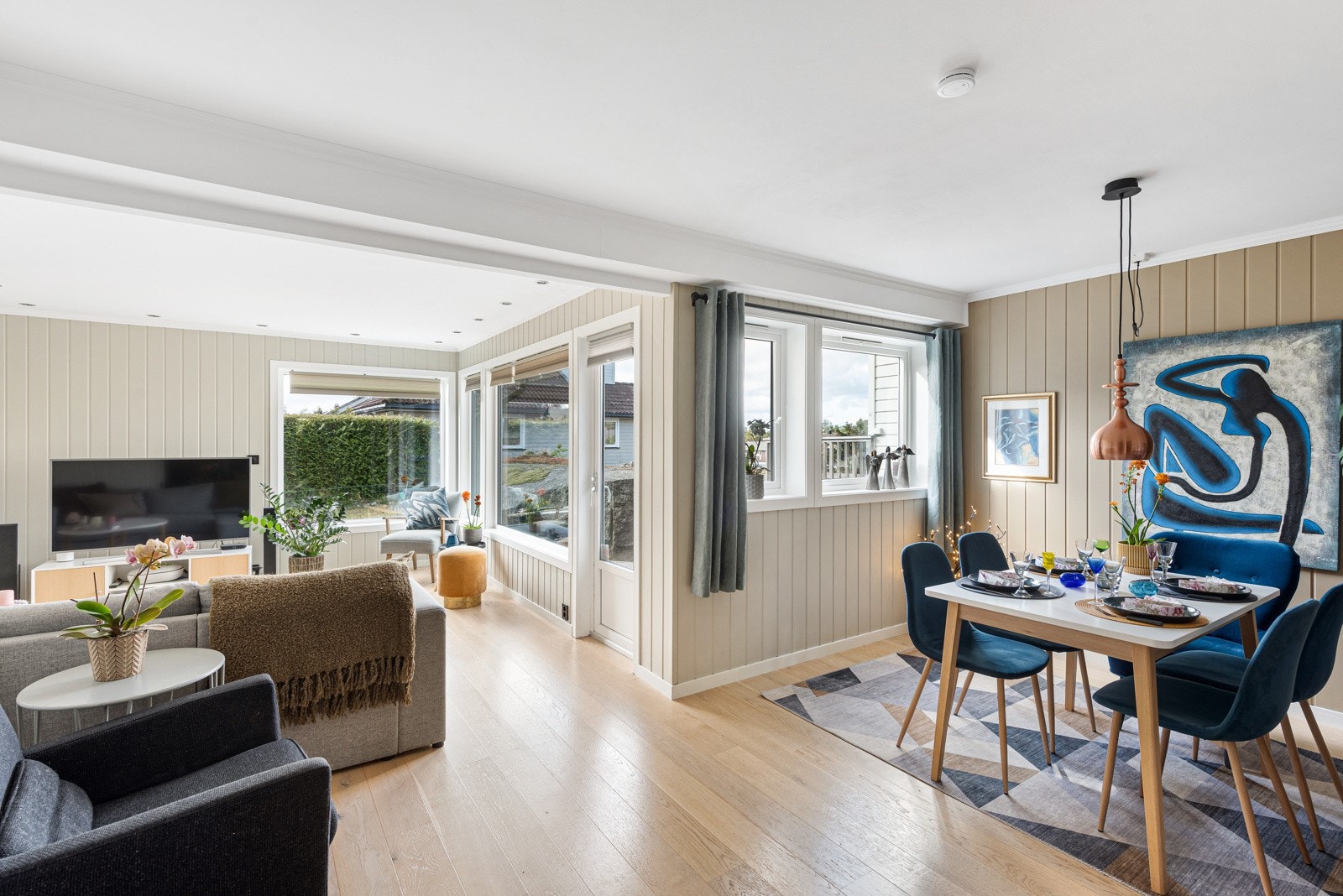 Dåpaløkka 53 B er et velholdt andelsrekkehus over to plan, med familievennlig planløsning og gjennomgående god standard. Galleribilde