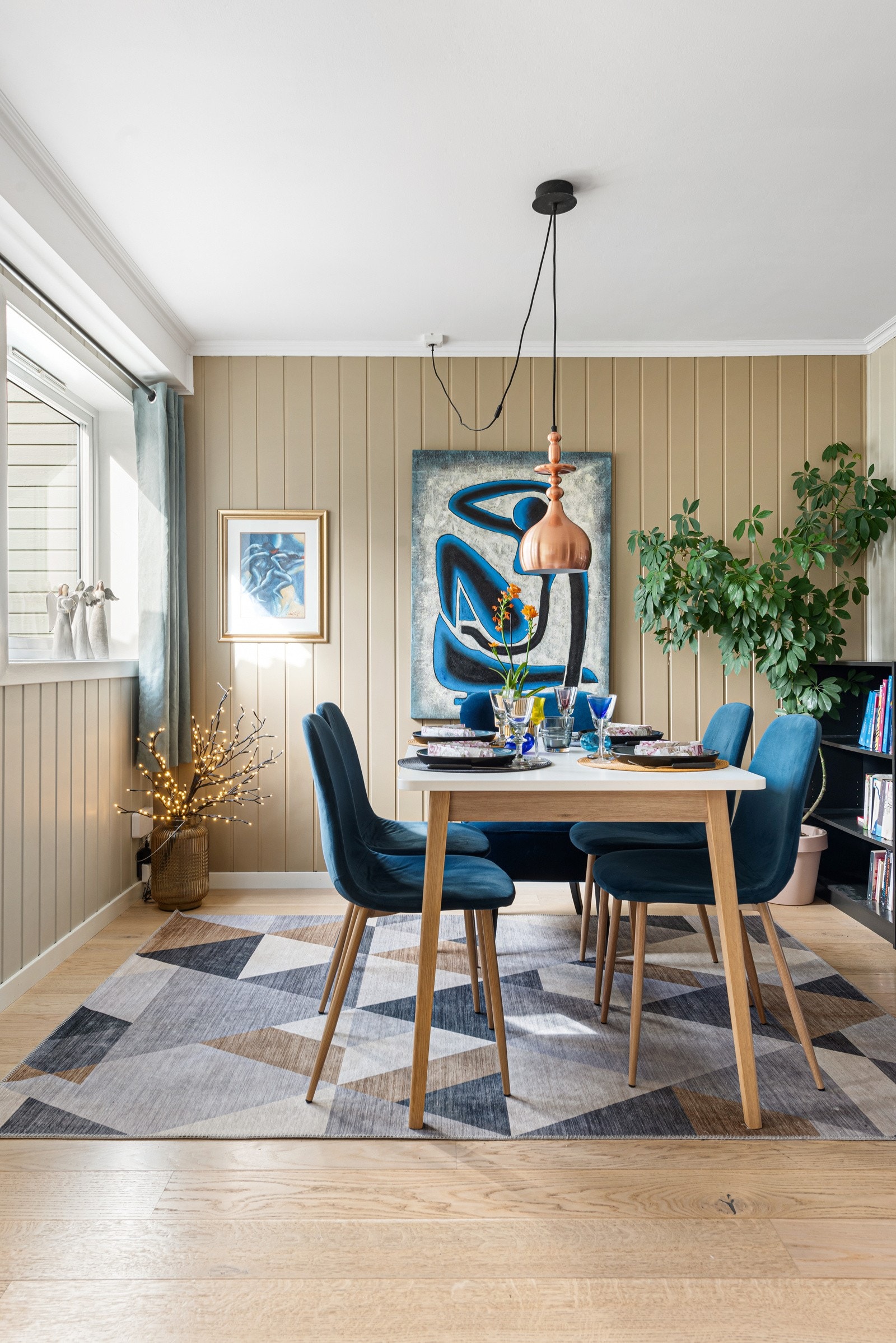 Stuen er et romslig og meget pent oppholdsrom for hele familien, med gode lysforhold via store vinduer i to himmelretninger. Galleribilde