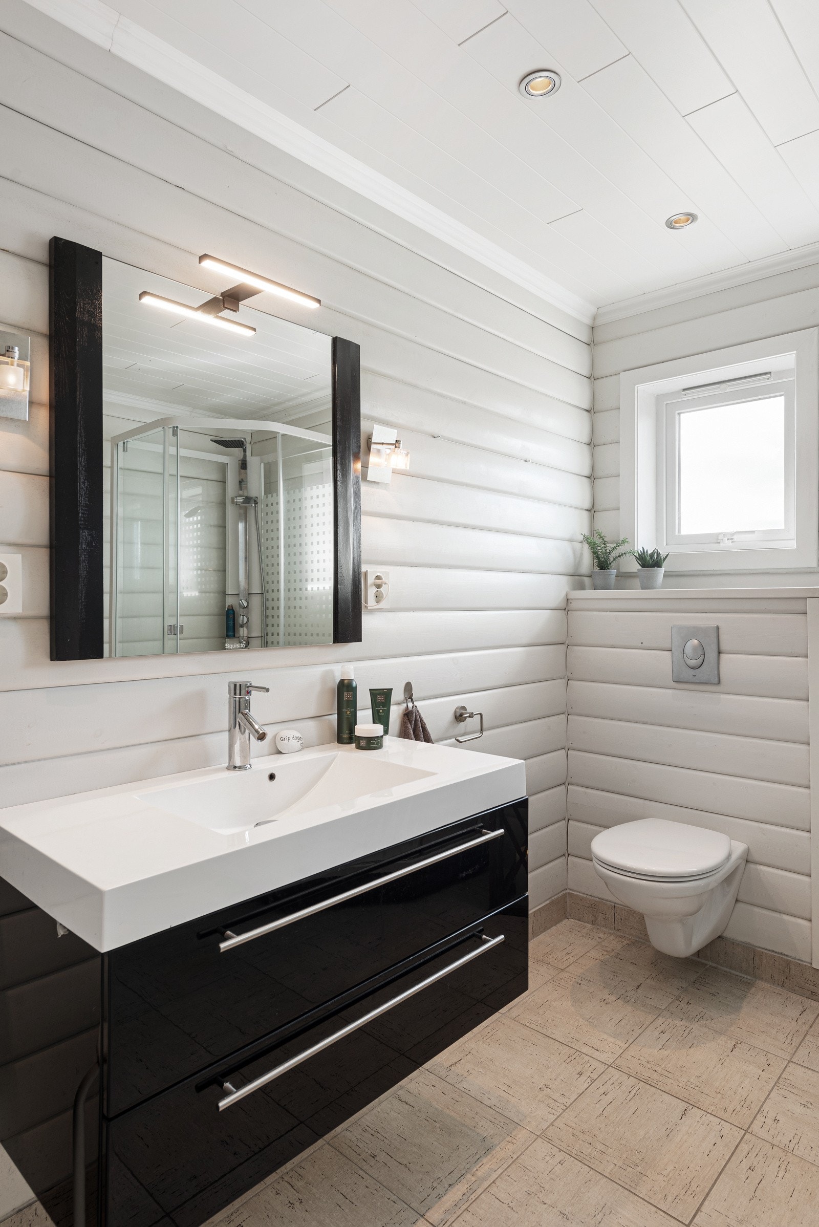 Det er downlights og varmekabler, og badet har vegghengt toalett, elektrisk ha ndkletørker og et dusjkabinett med regnfallsdusj. Galleribilde
