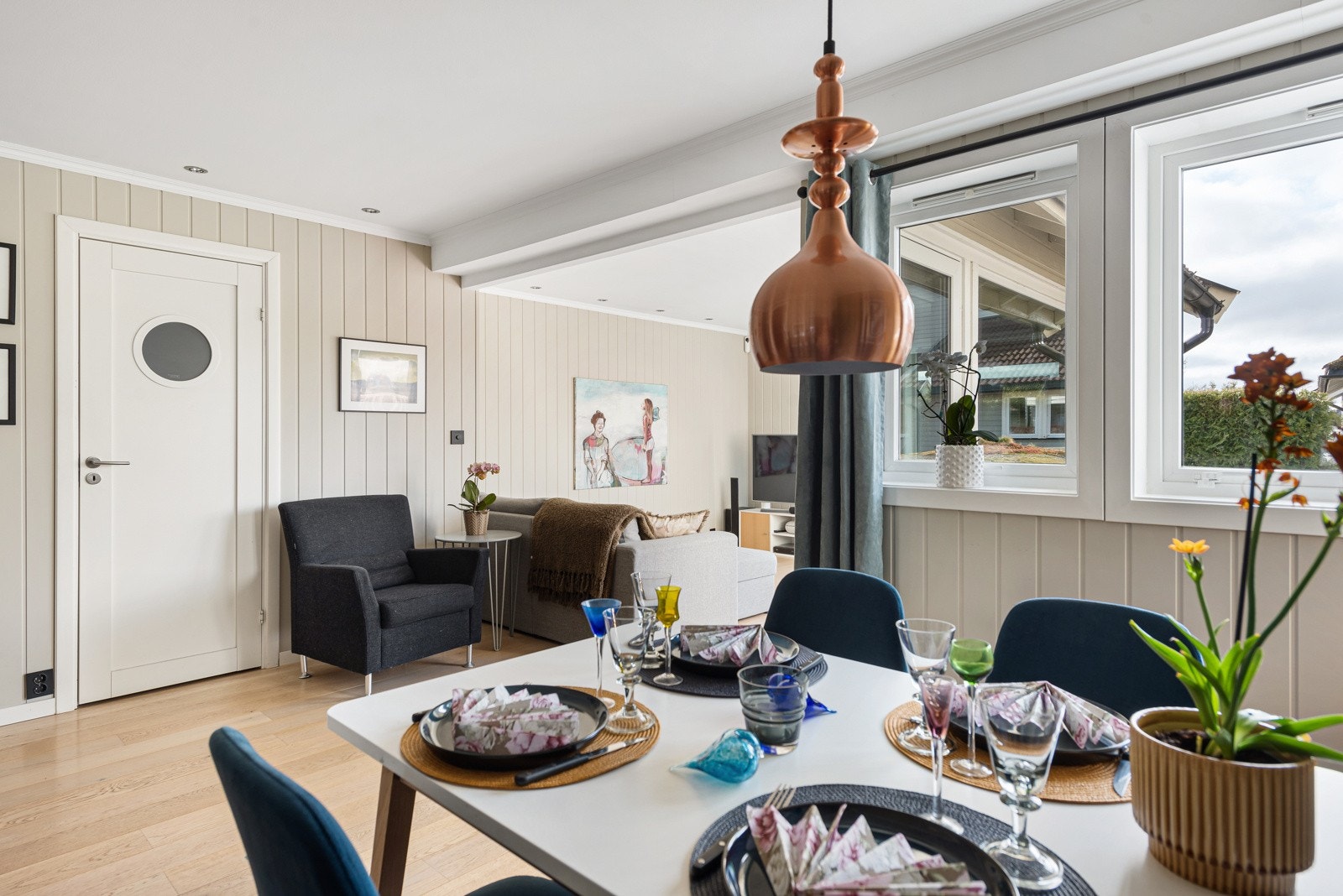På gulvet er det lagt lys 1-stavs parkett fra 2017, mens veggene er kledd med panel malt i ulike duse og moderne beigetoner. Galleribilde