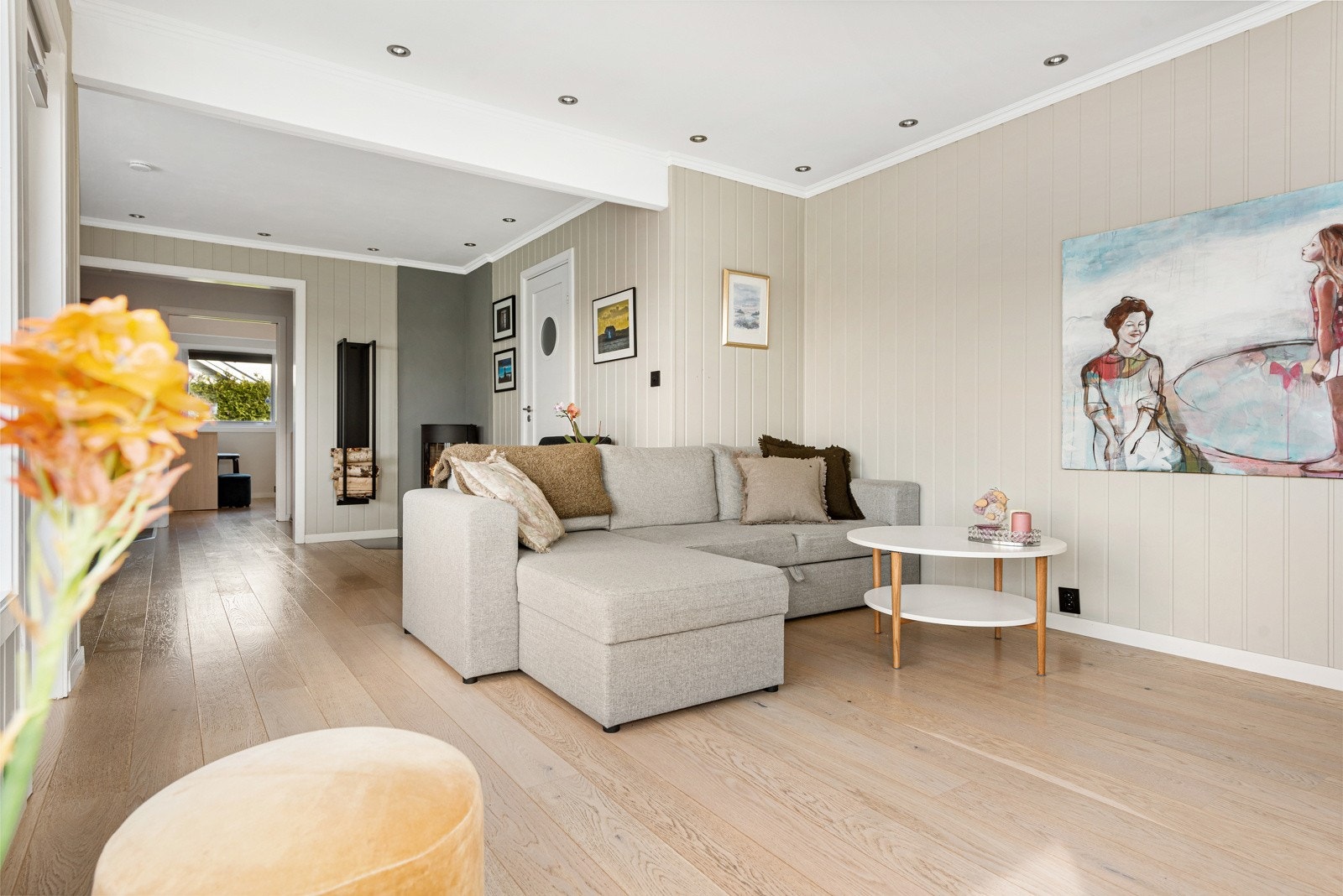 Ekstra lagringsplass finnes på loftet, i en utebod ved inngangen og i et garderoberom tilliggende stuen. Galleribilde