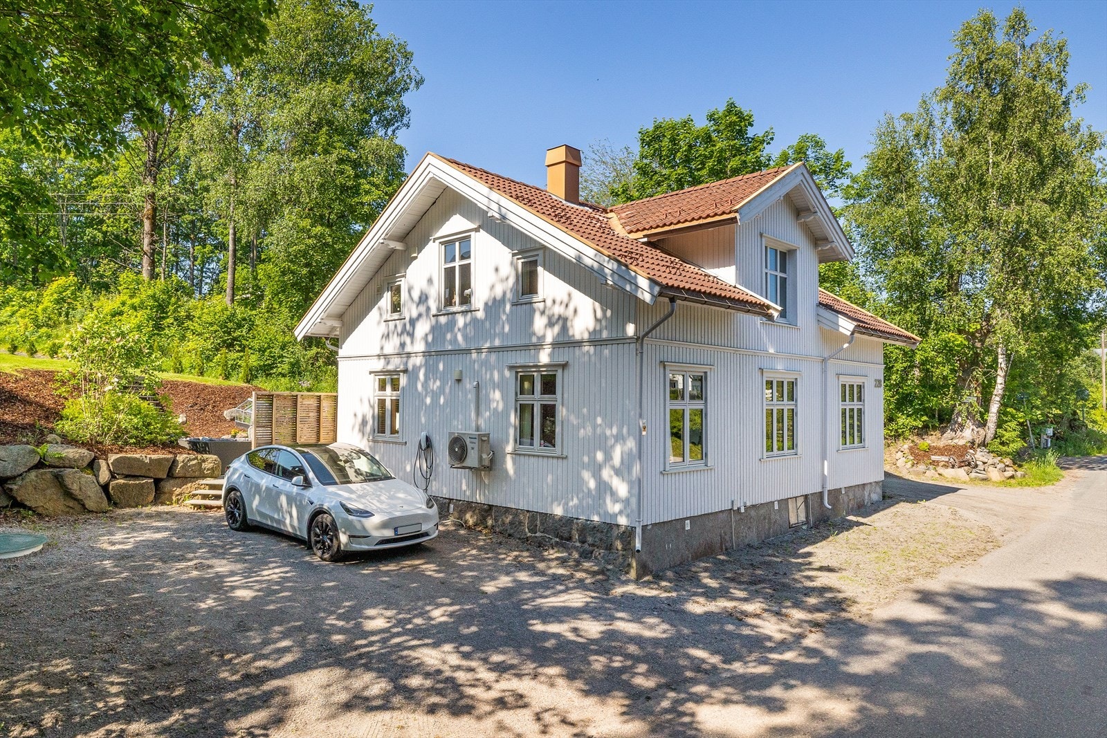 Fin og ryddig gårdsplass med plass til flere biler. Galleribilde